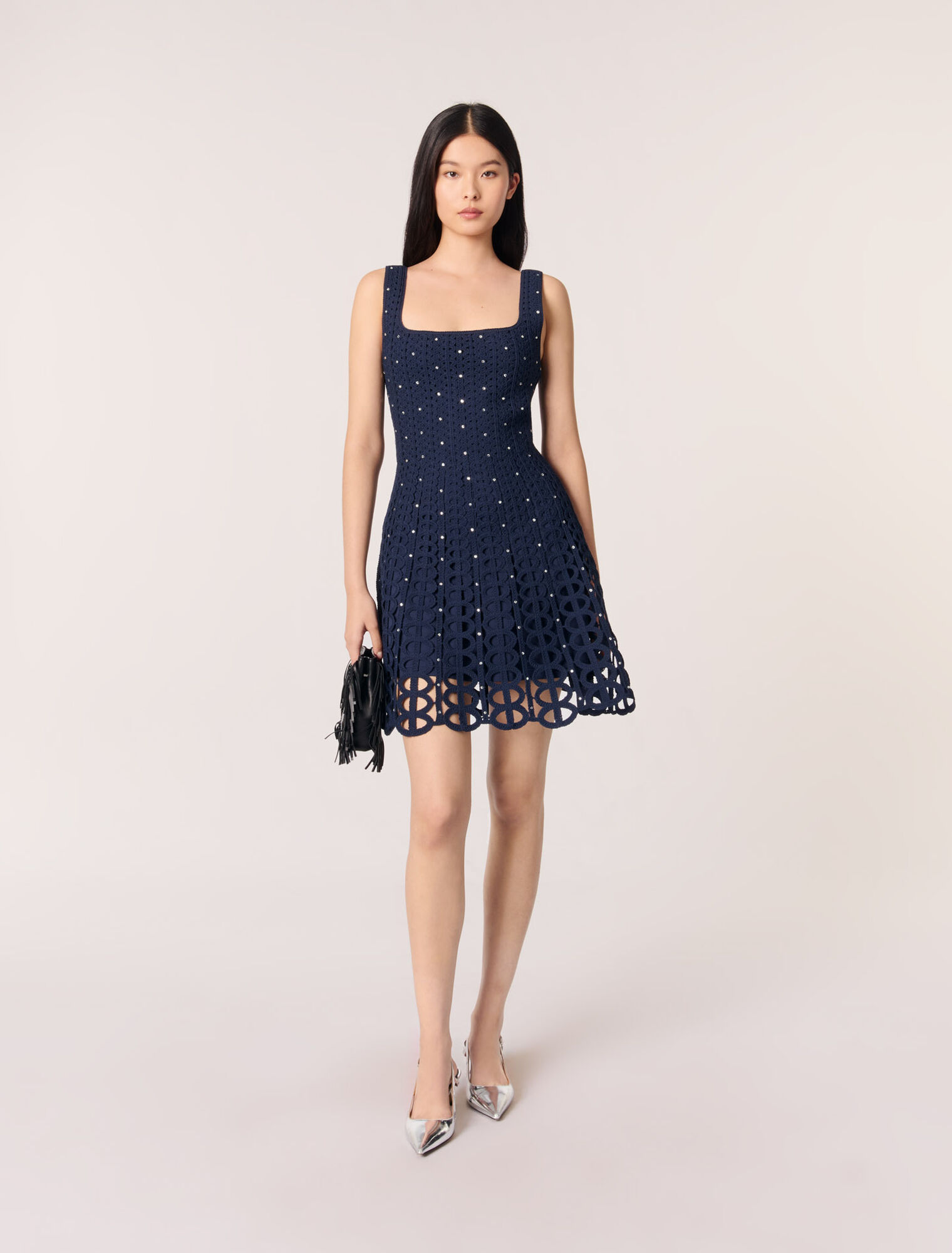 Vestido corto de ganchillo y strass