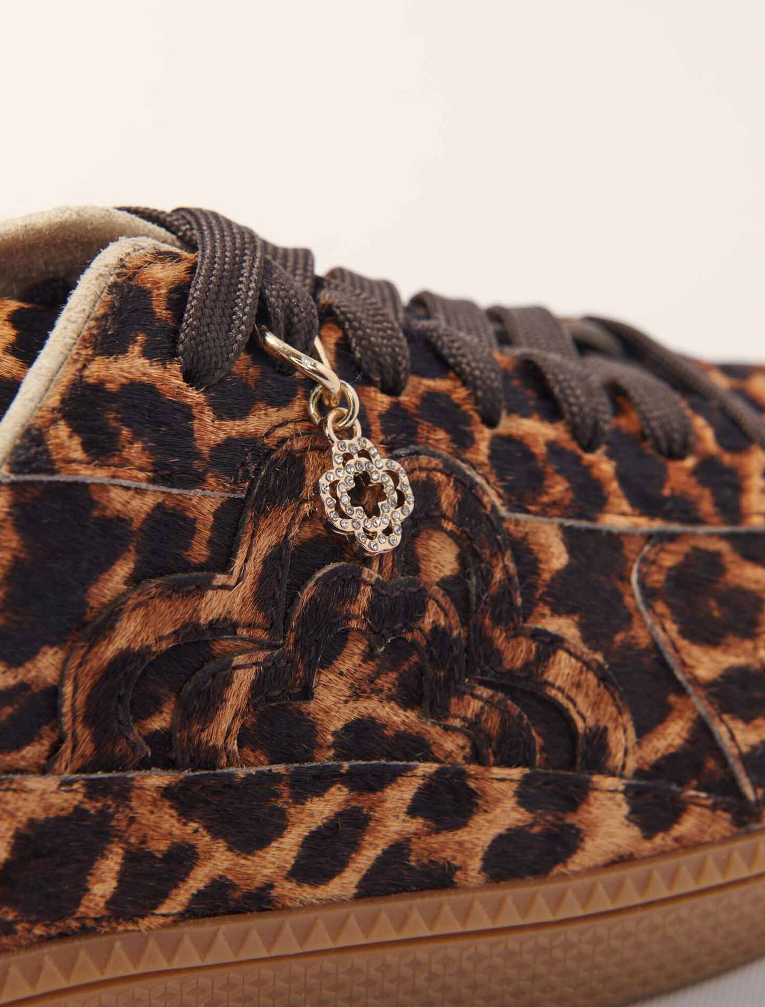Zapatillas de piel con efecto leopardo
