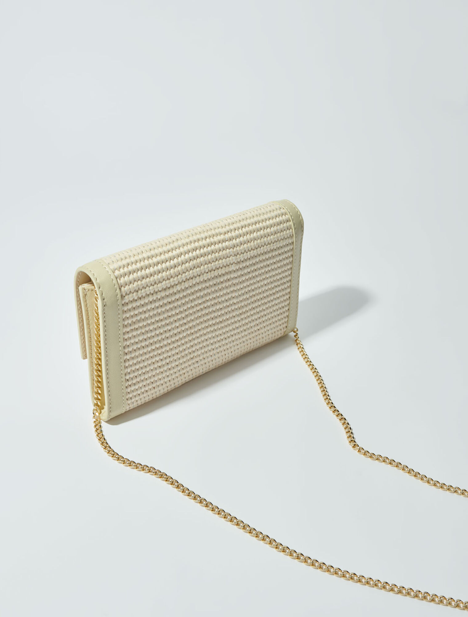Cartera con cadena efecto rafia