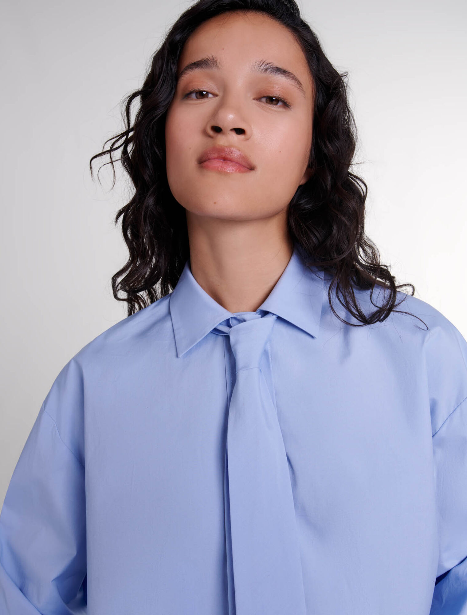 Camisa con corbata desmontable