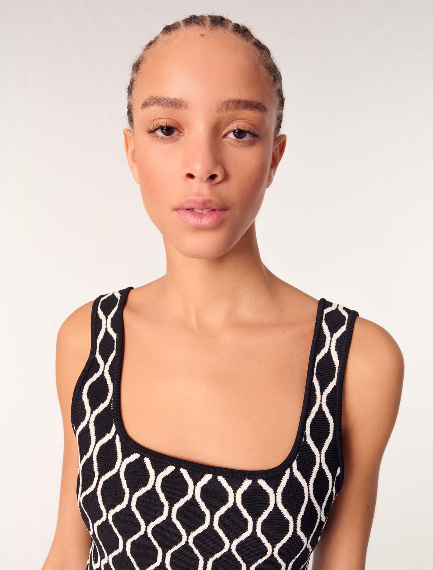 Vestido corto de punto con motivo