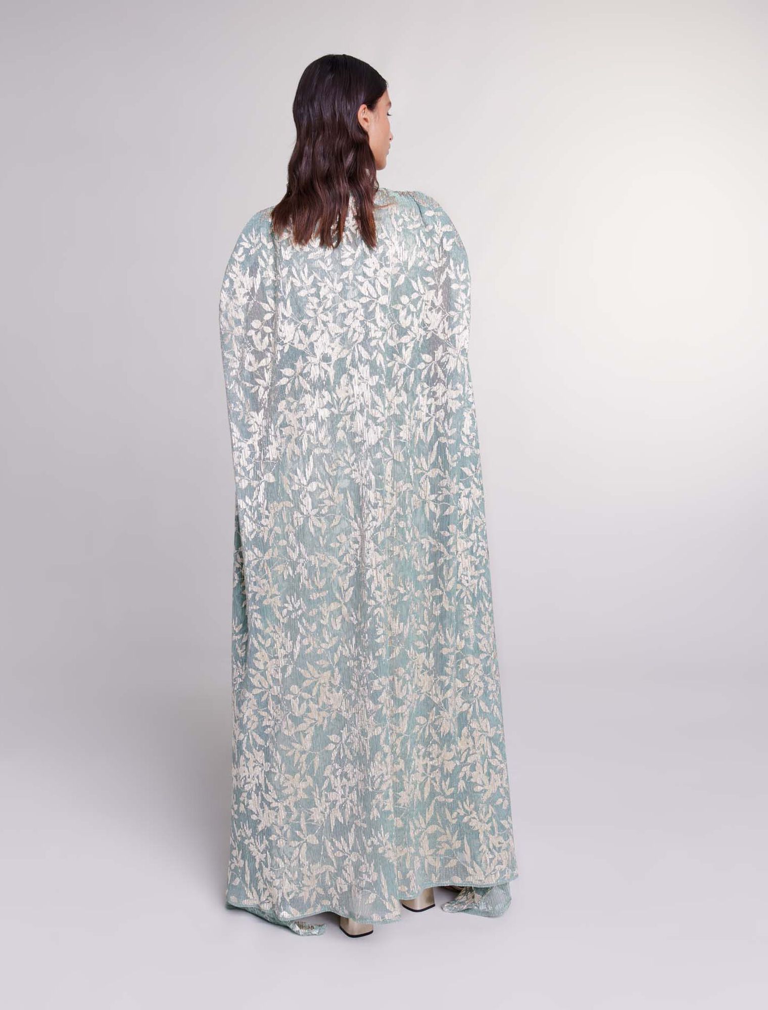 Vestido largo con capa