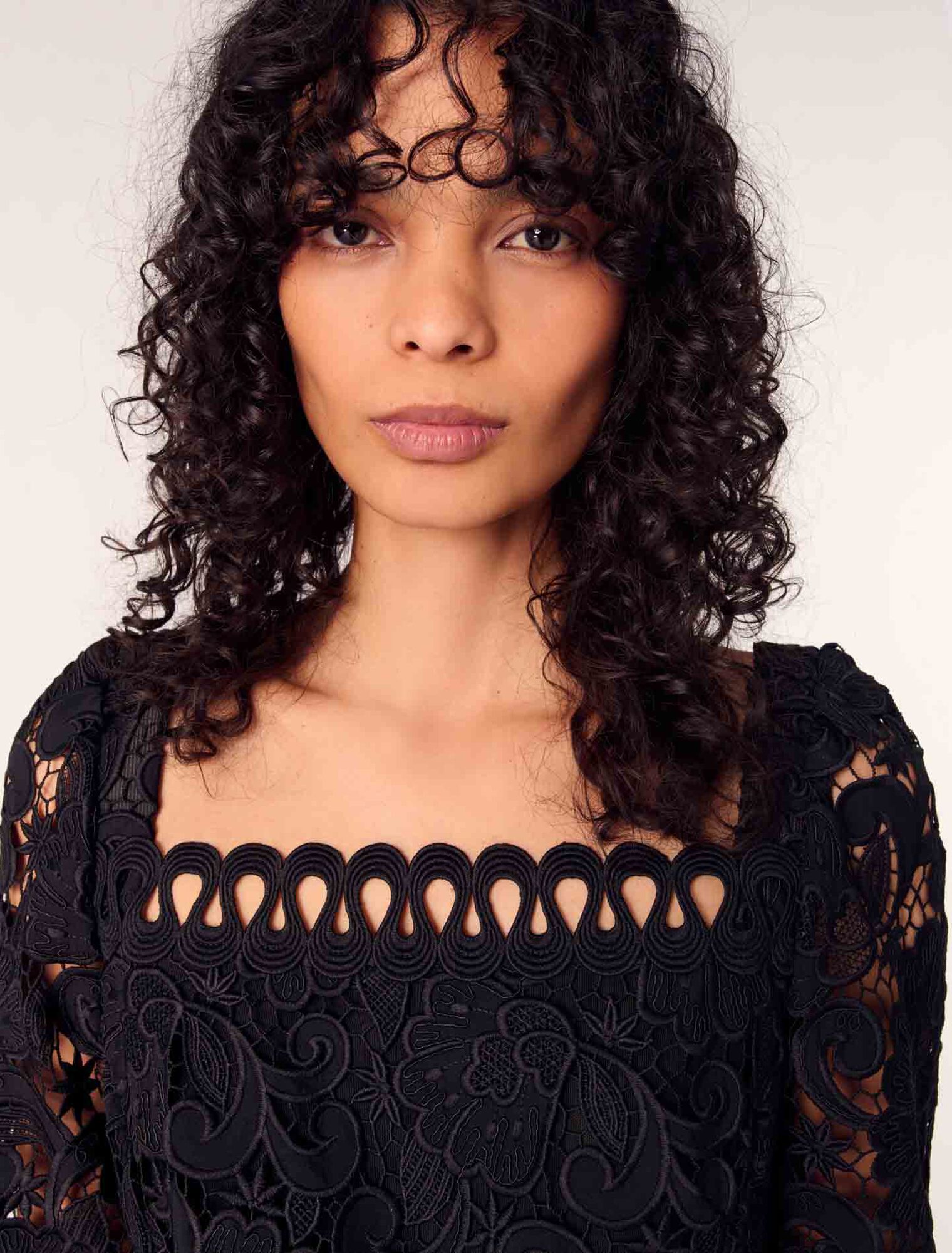 Vestido corto de guipur