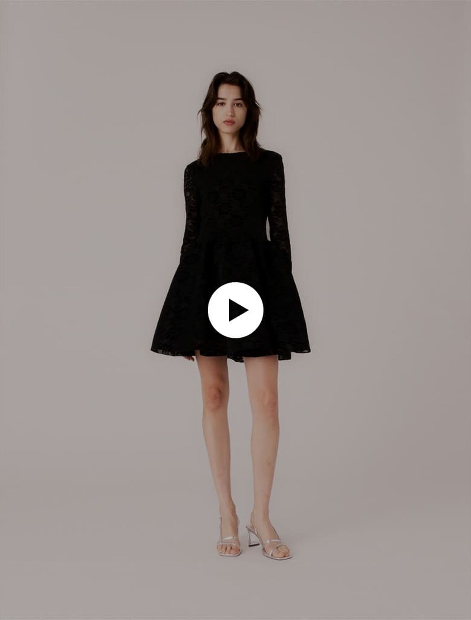 Vestido corto de terciopelo acampanado