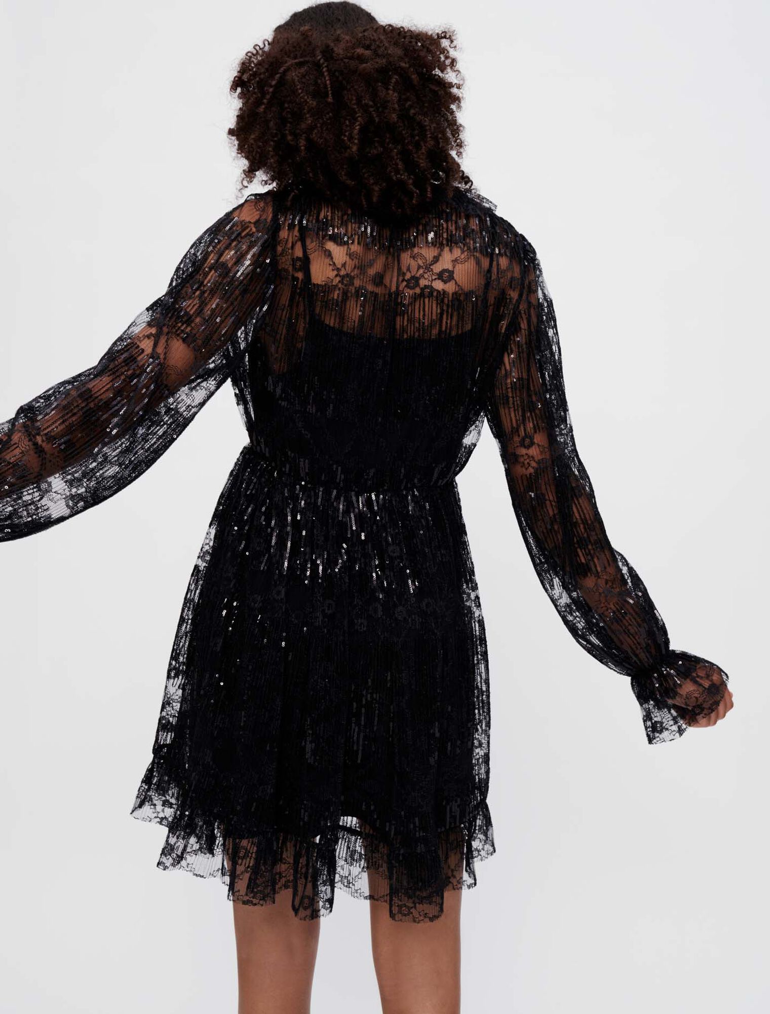 Vestido negro de encaje plisado