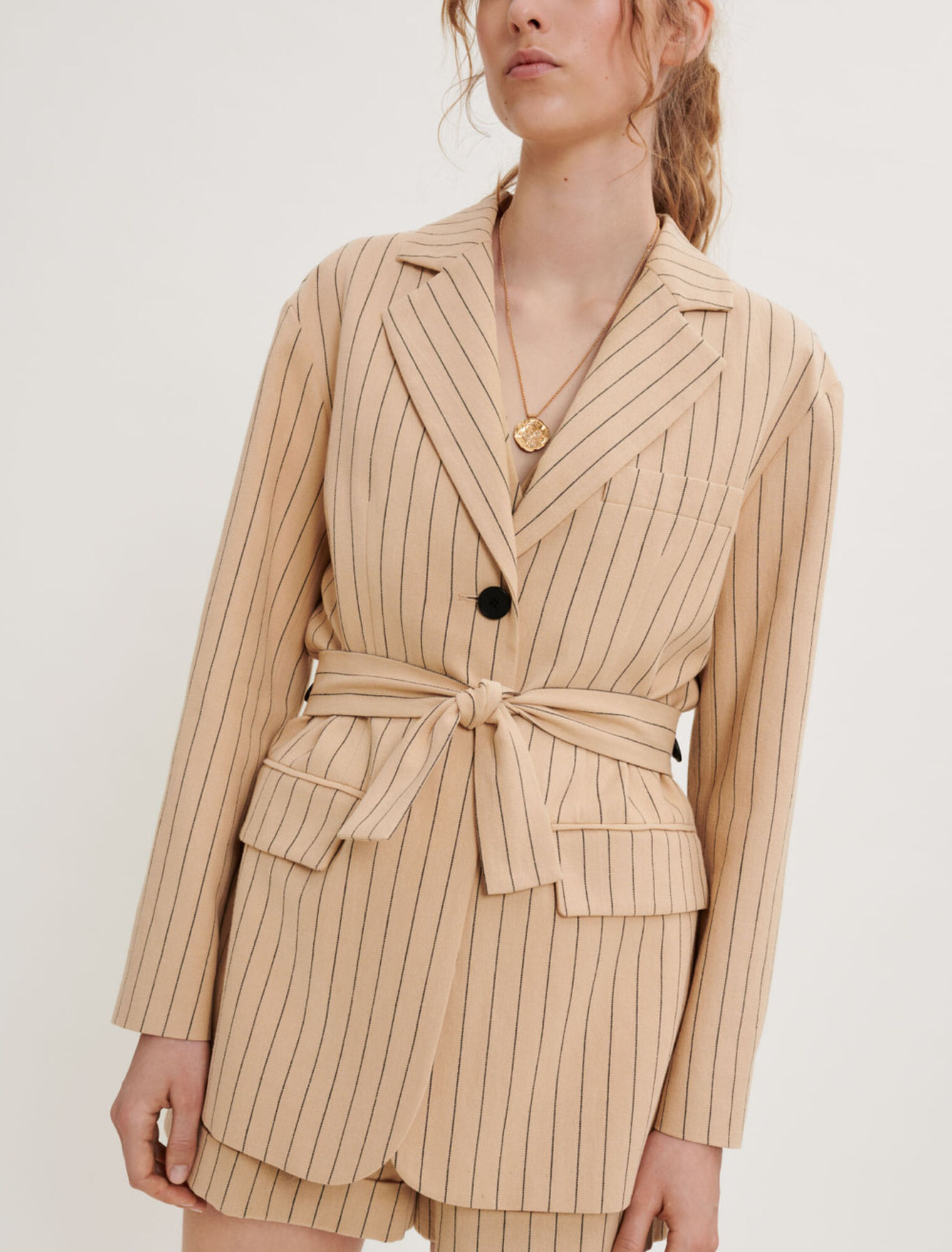 Chaqueta de rayas con cinturón
