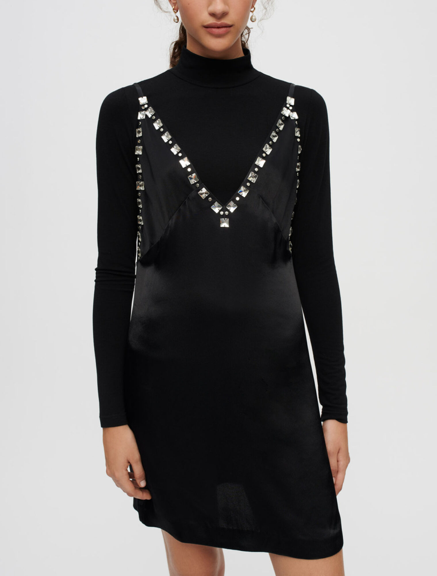 Vestido de satén negro con tirantes joya