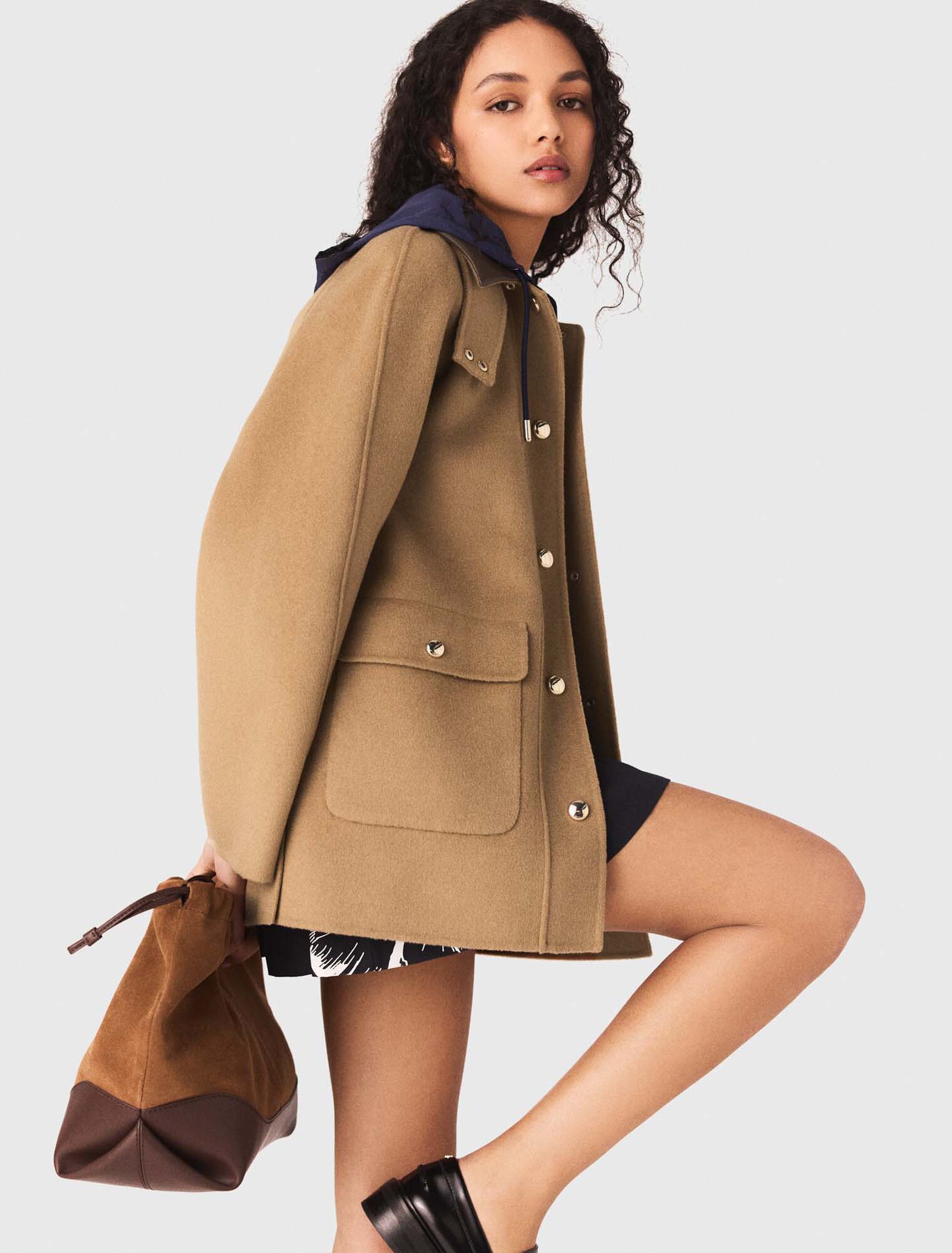 Abrigo de lana con capucha extra&iacute;b.