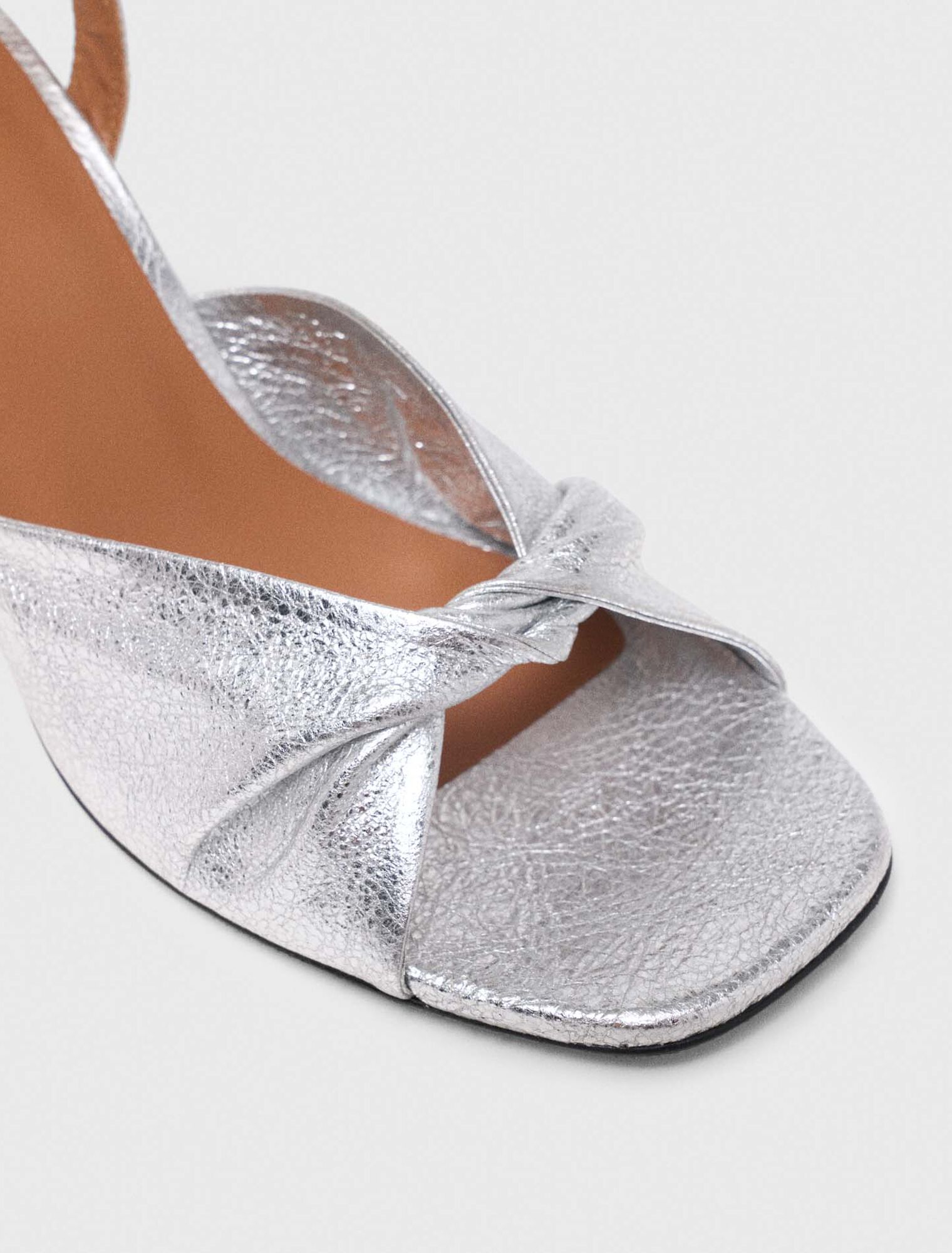 Sandalias de cuero metalizado con tac&oacute;n