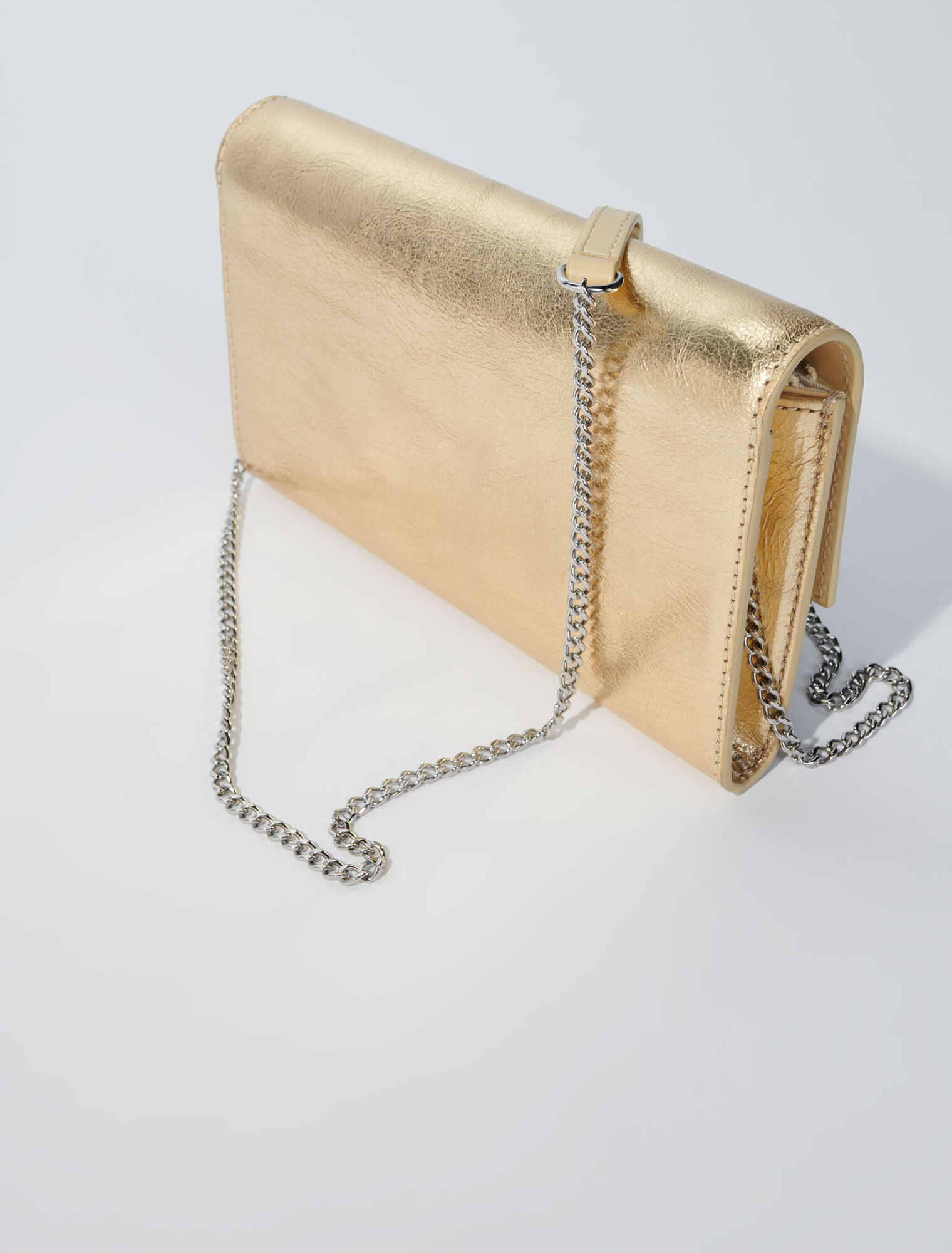 Cartera con cadena de piel