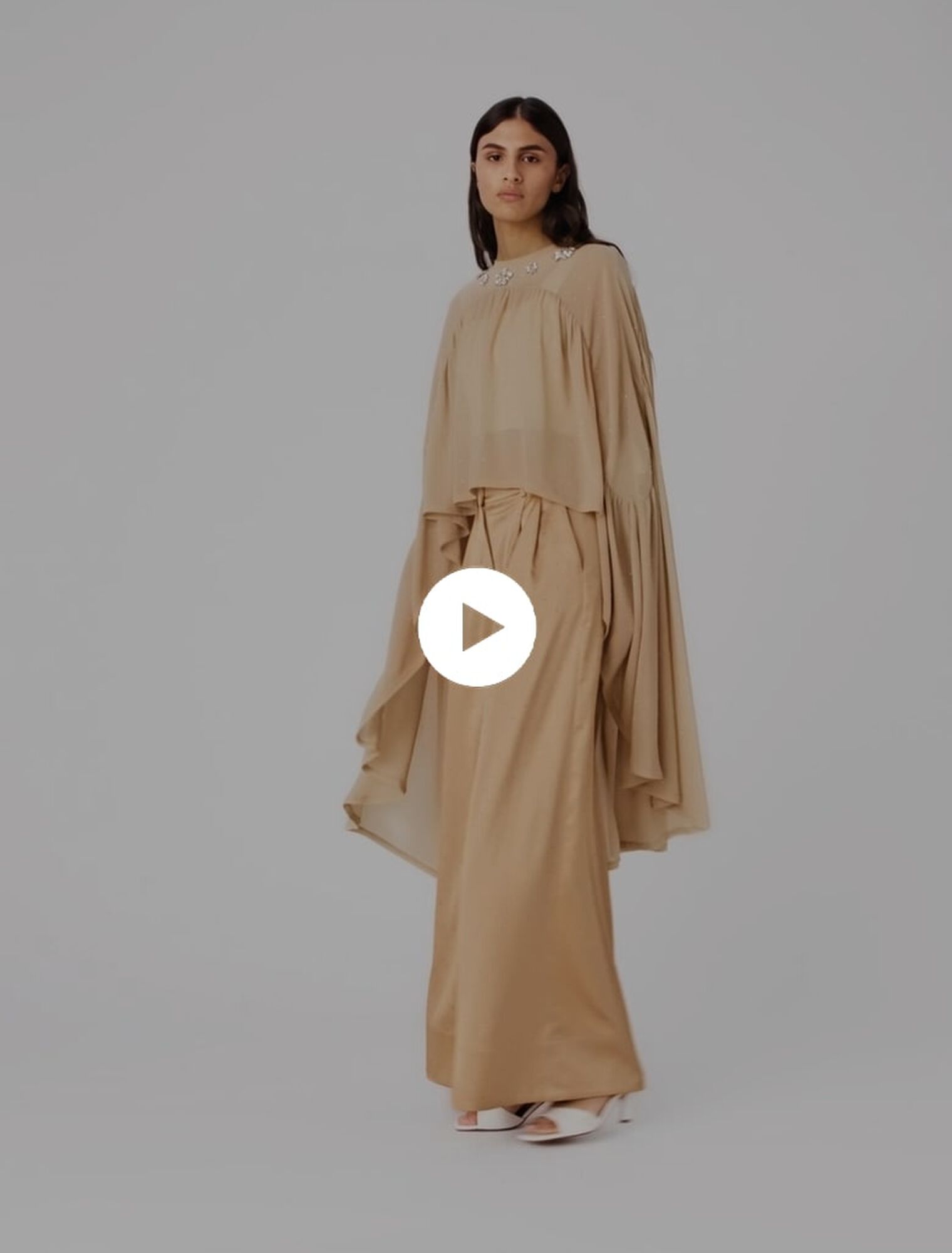 Top capa con cuello joya