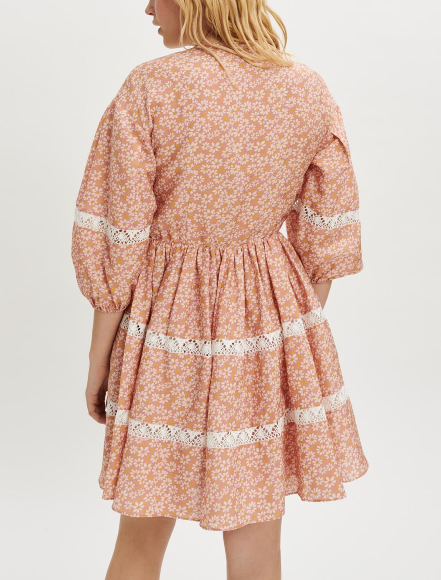 Vestido estampado con trenzas de encaje