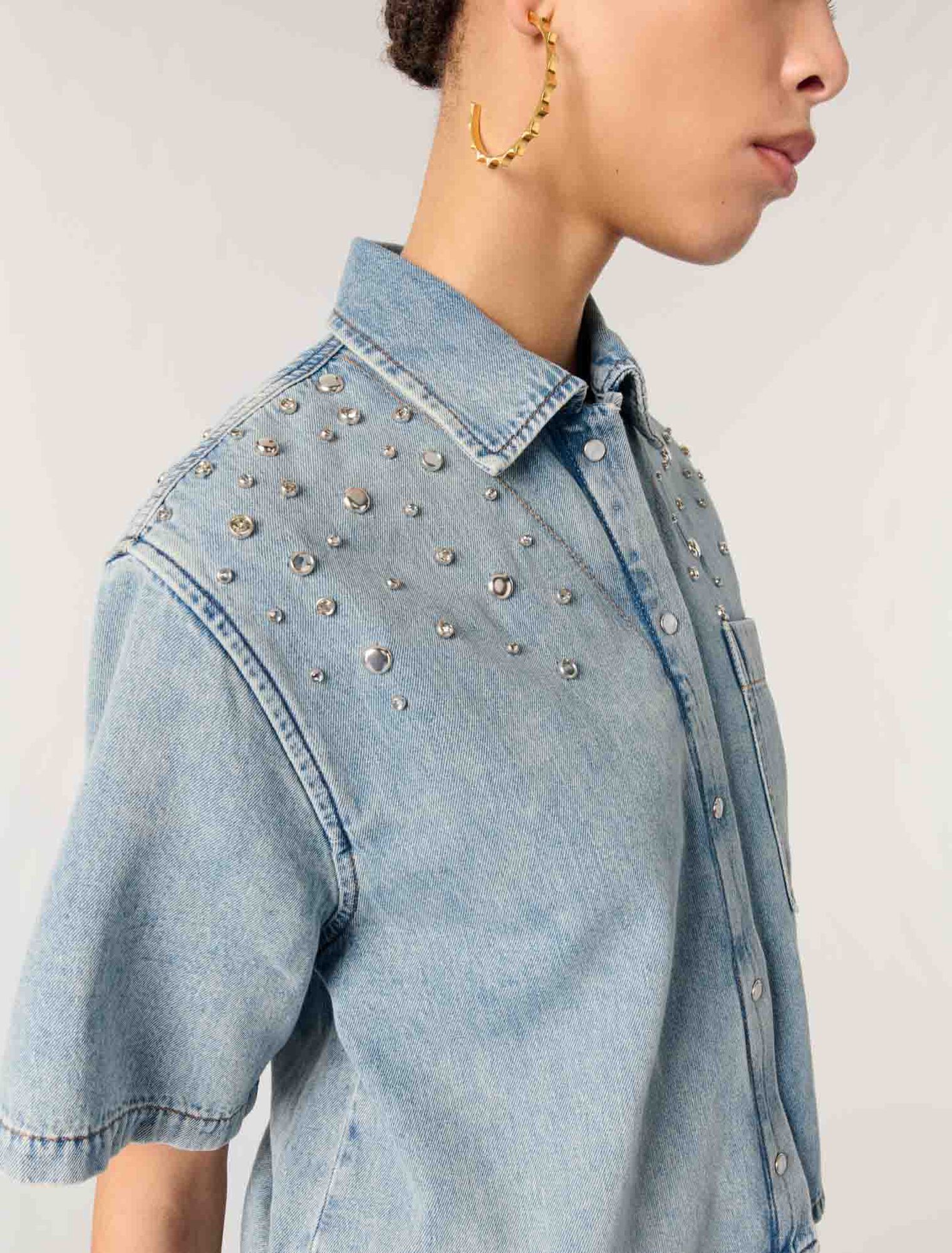 Camisa vaquera con tachuelas