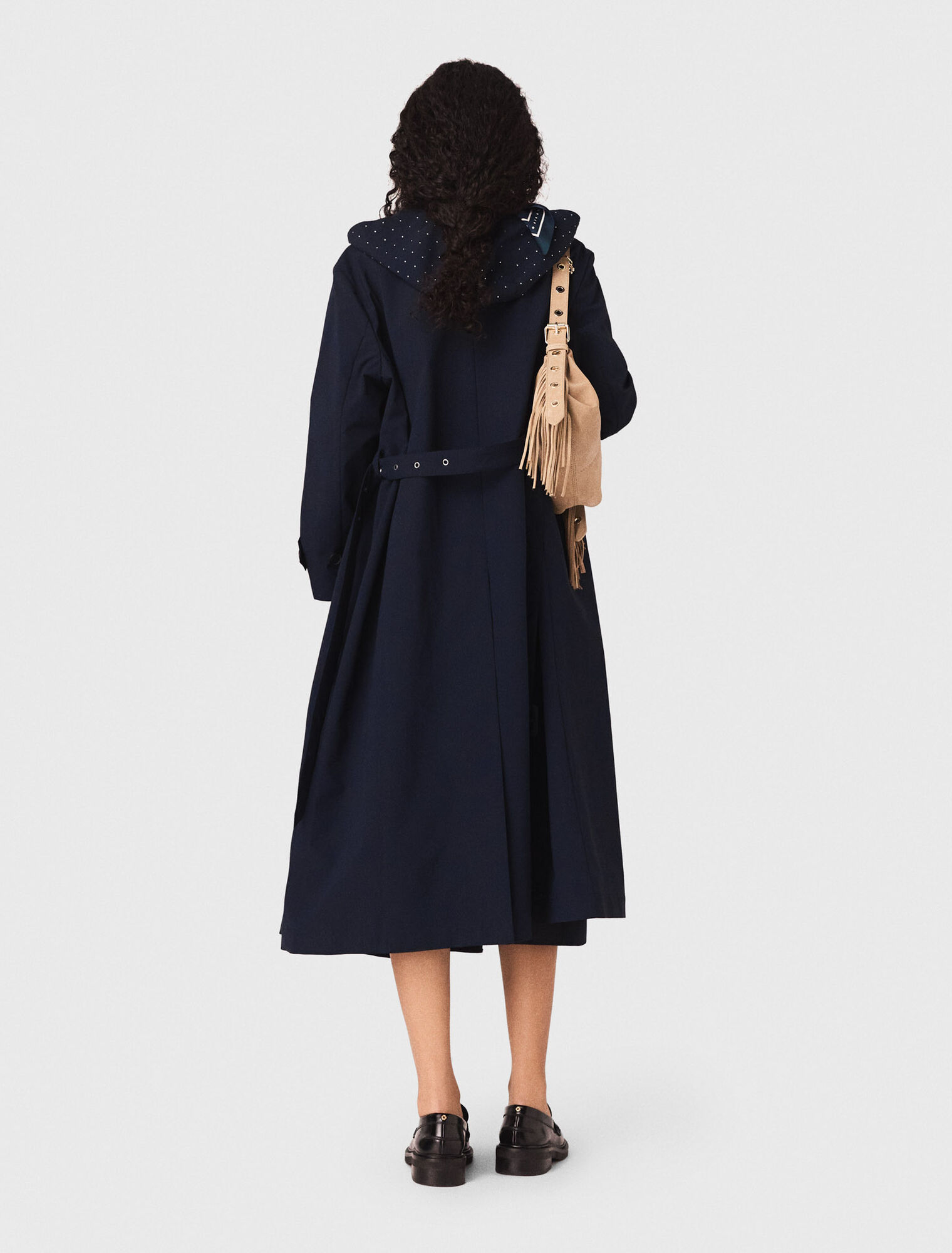 Gabardina capucha strass extra&iacute;ble