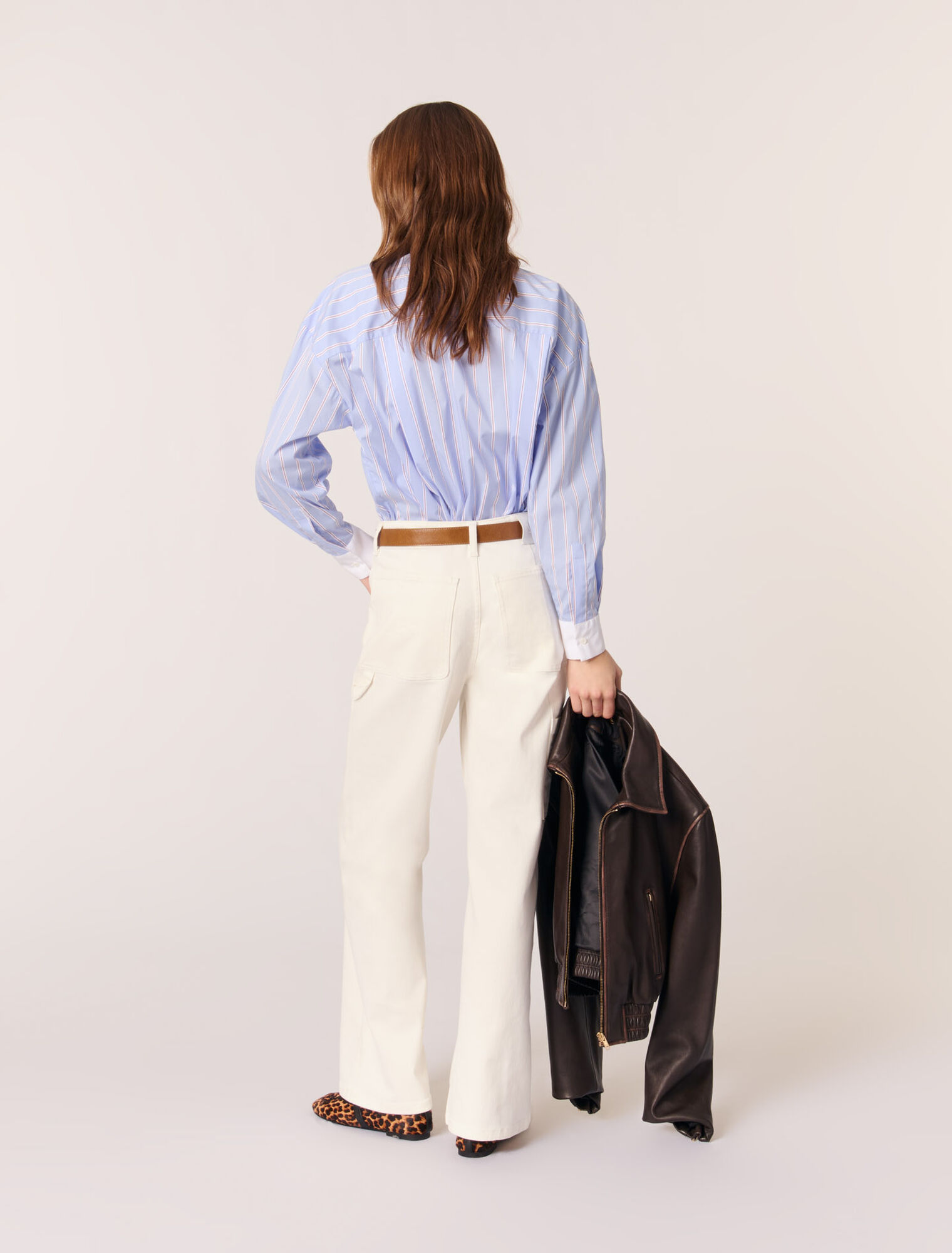 Camisa de rayas y cuello con cuentas