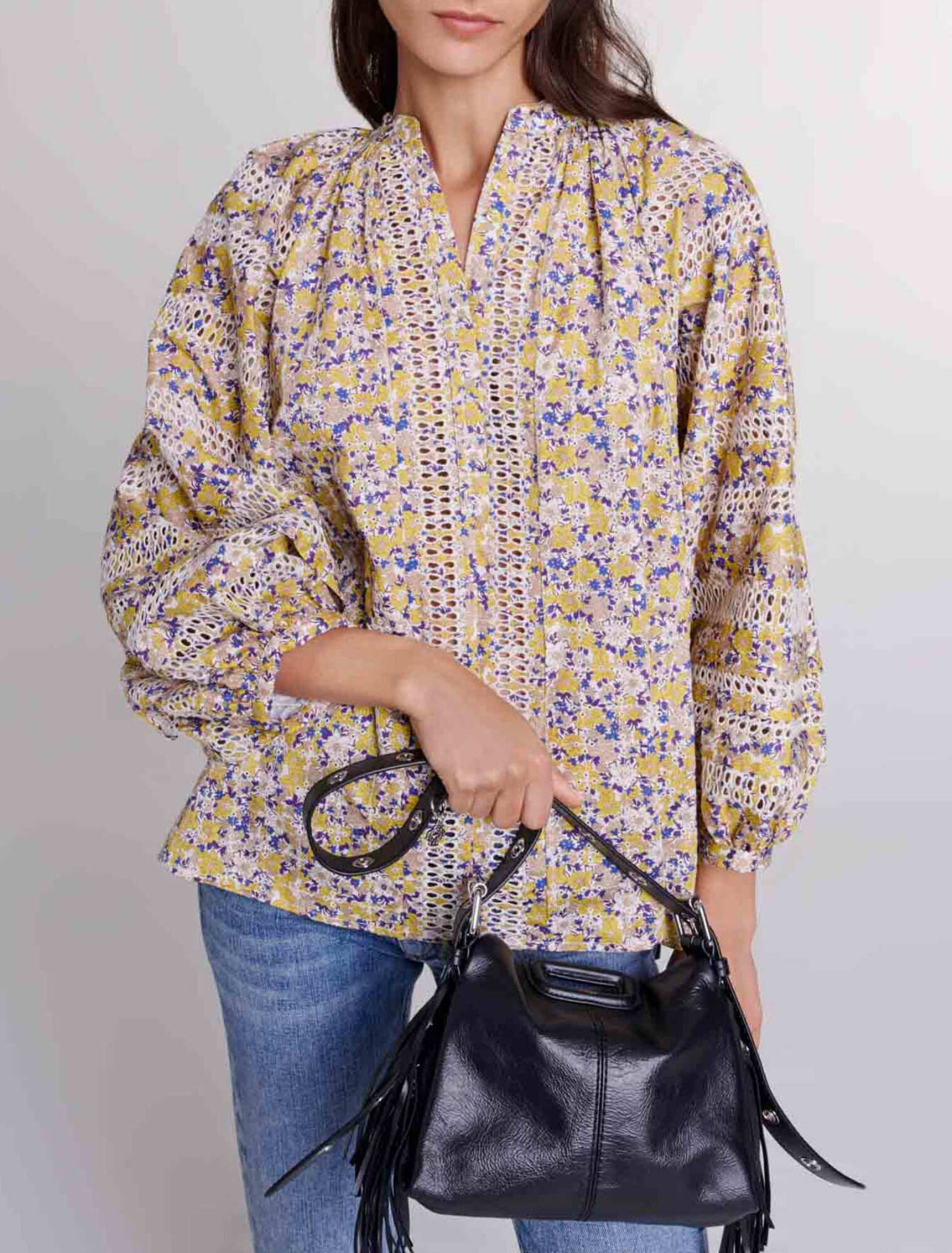Blusa estampada y bordada