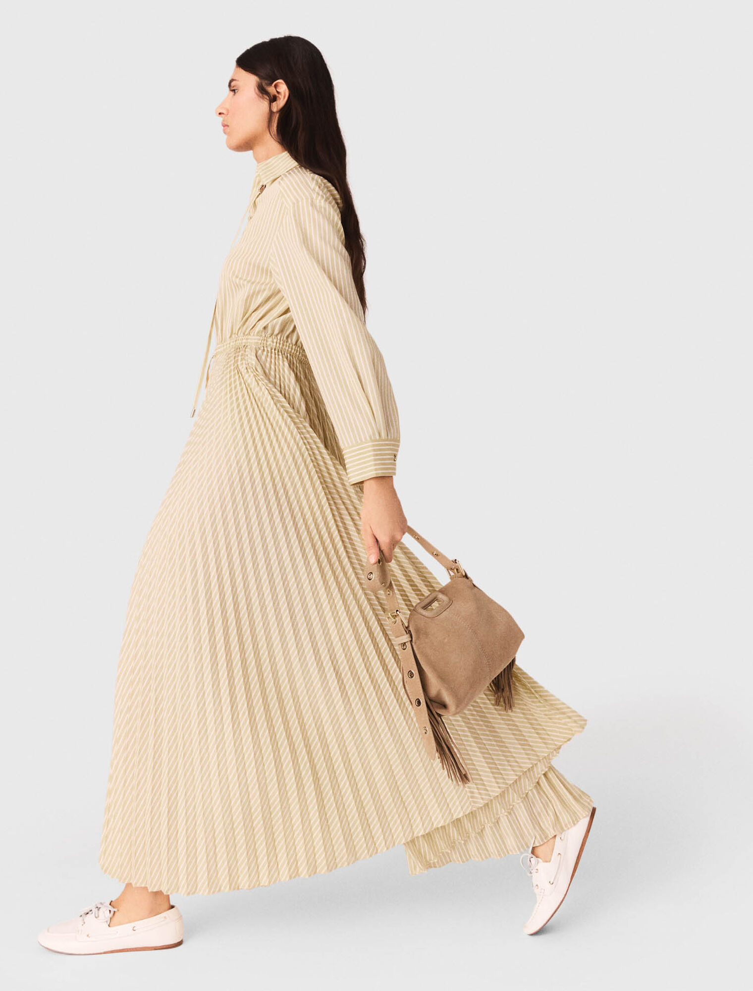 Vestido largo plisado con ojales