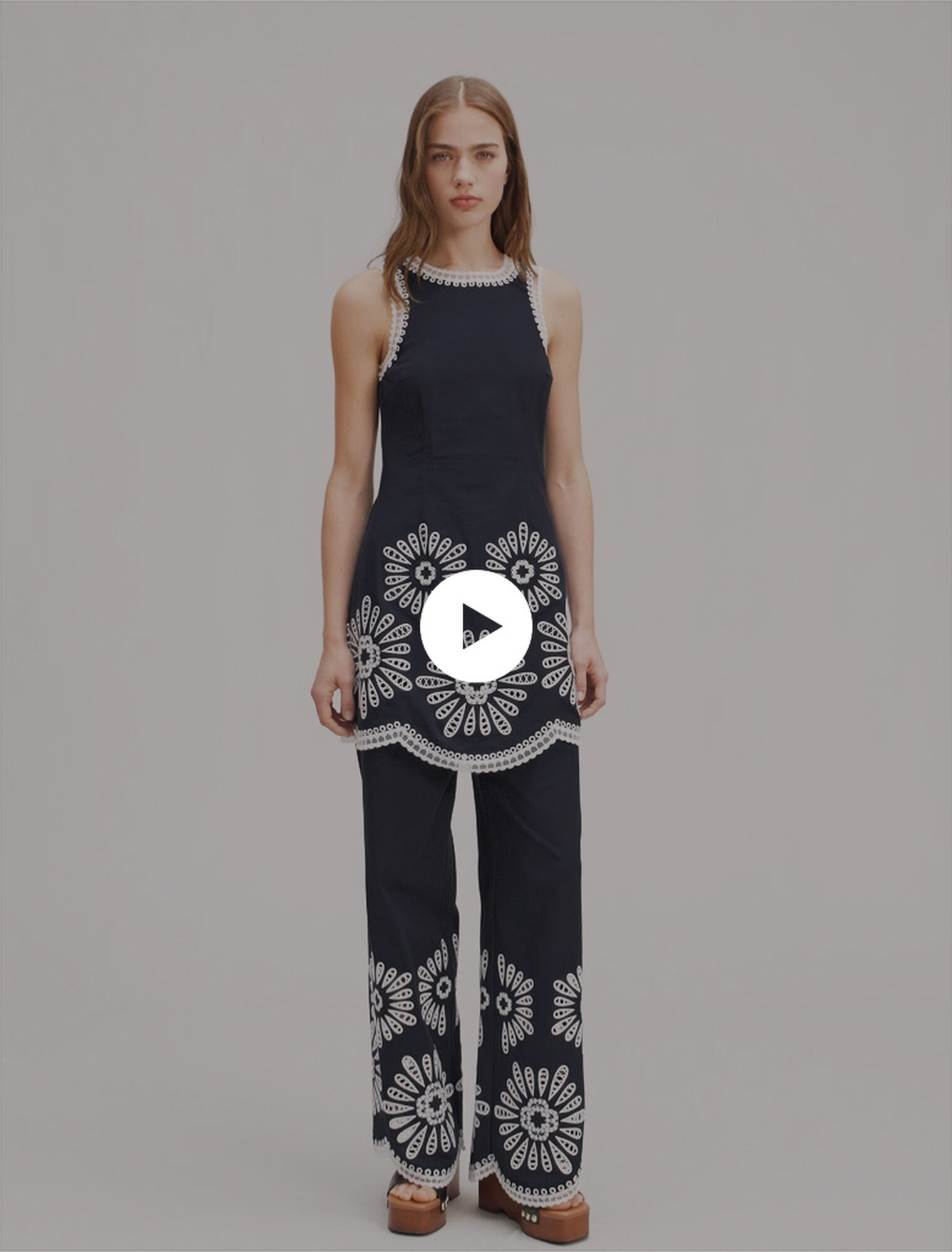 Vestido corto con detalles de ganchillo