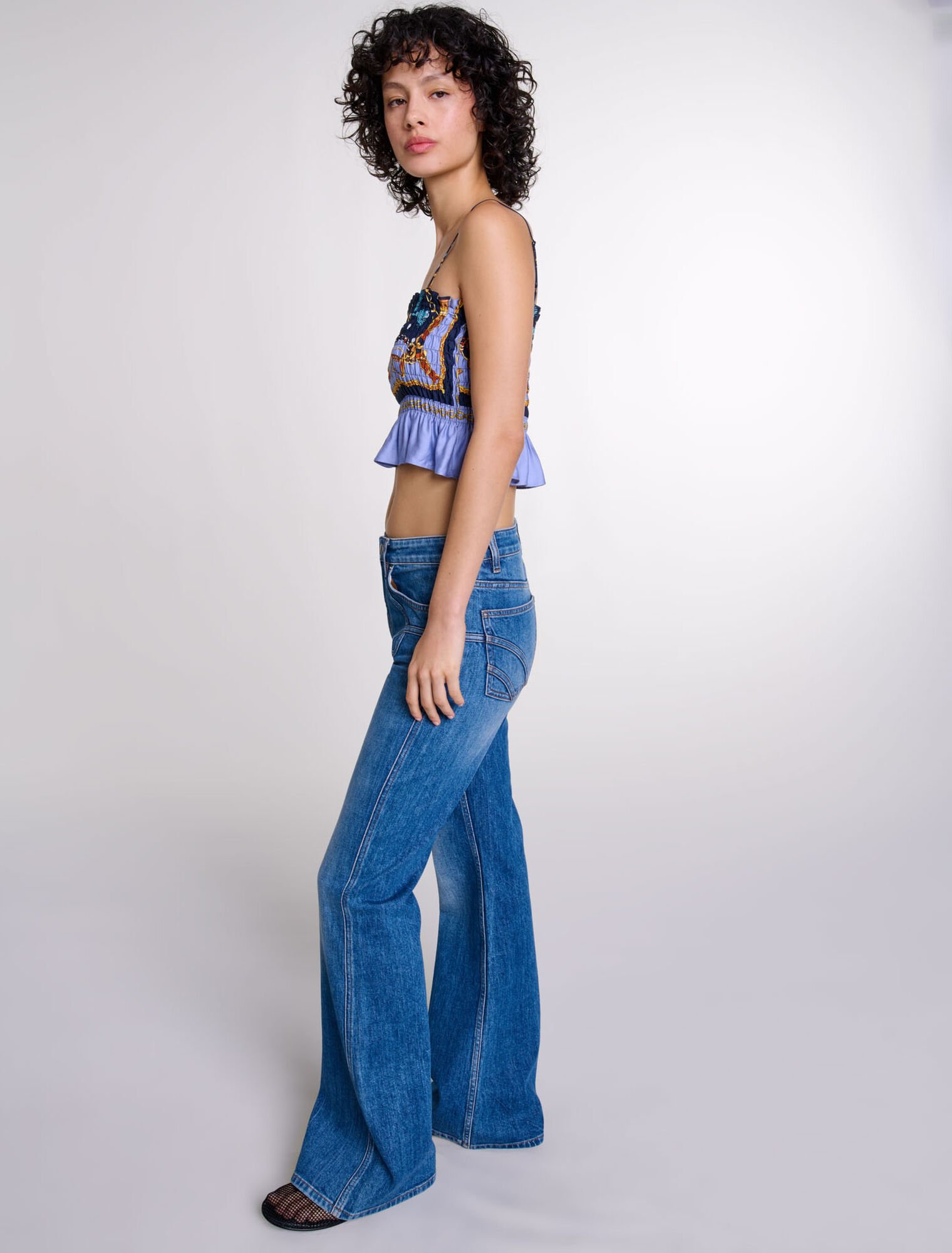 Vaqueros flare con bolsillos bordados