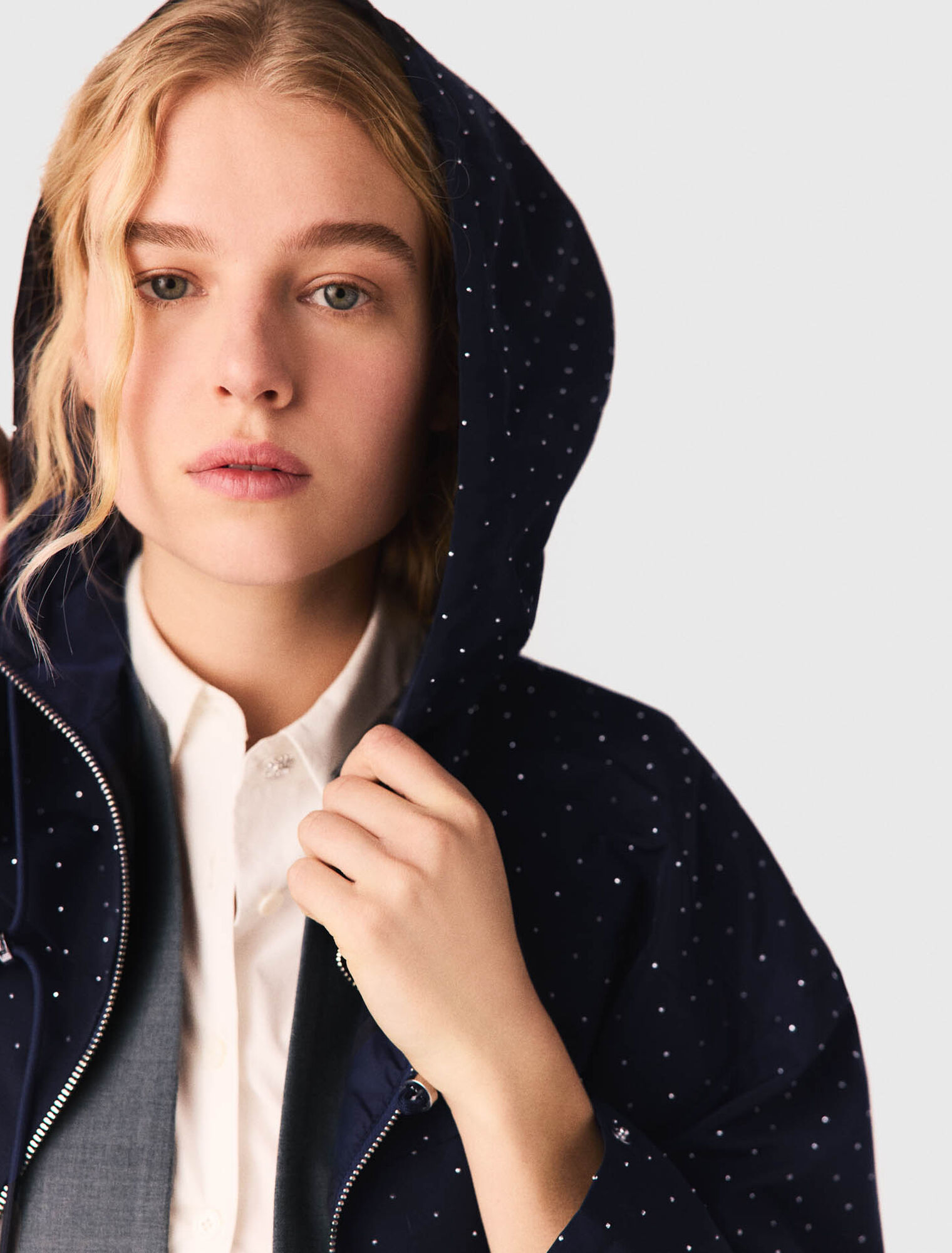 Cortavientos capucha y brillantes