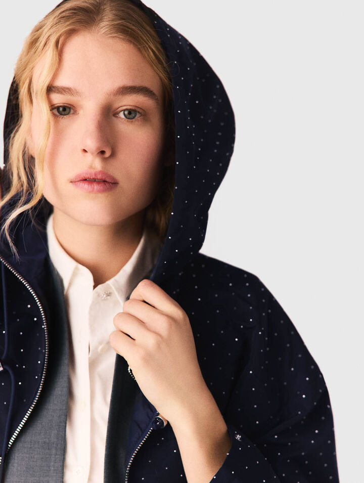 Cortavientos capucha y brillantes