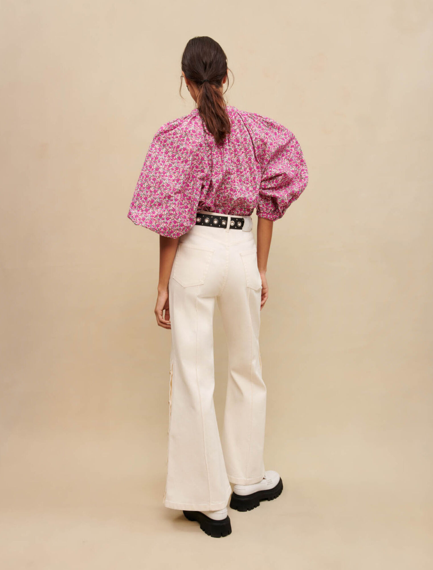 Pantalón ancho con botones laterales