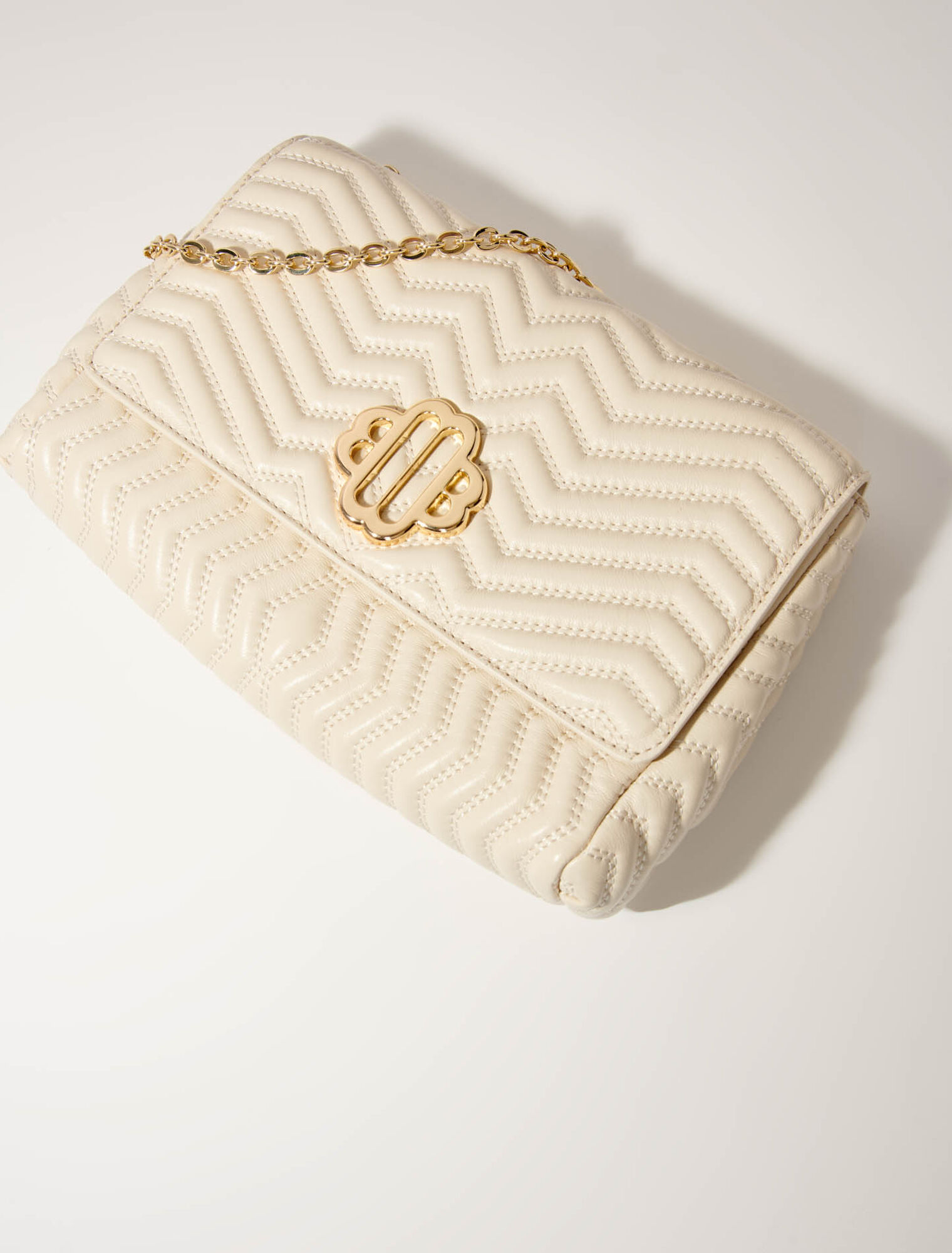 Bolso de piel con cadena