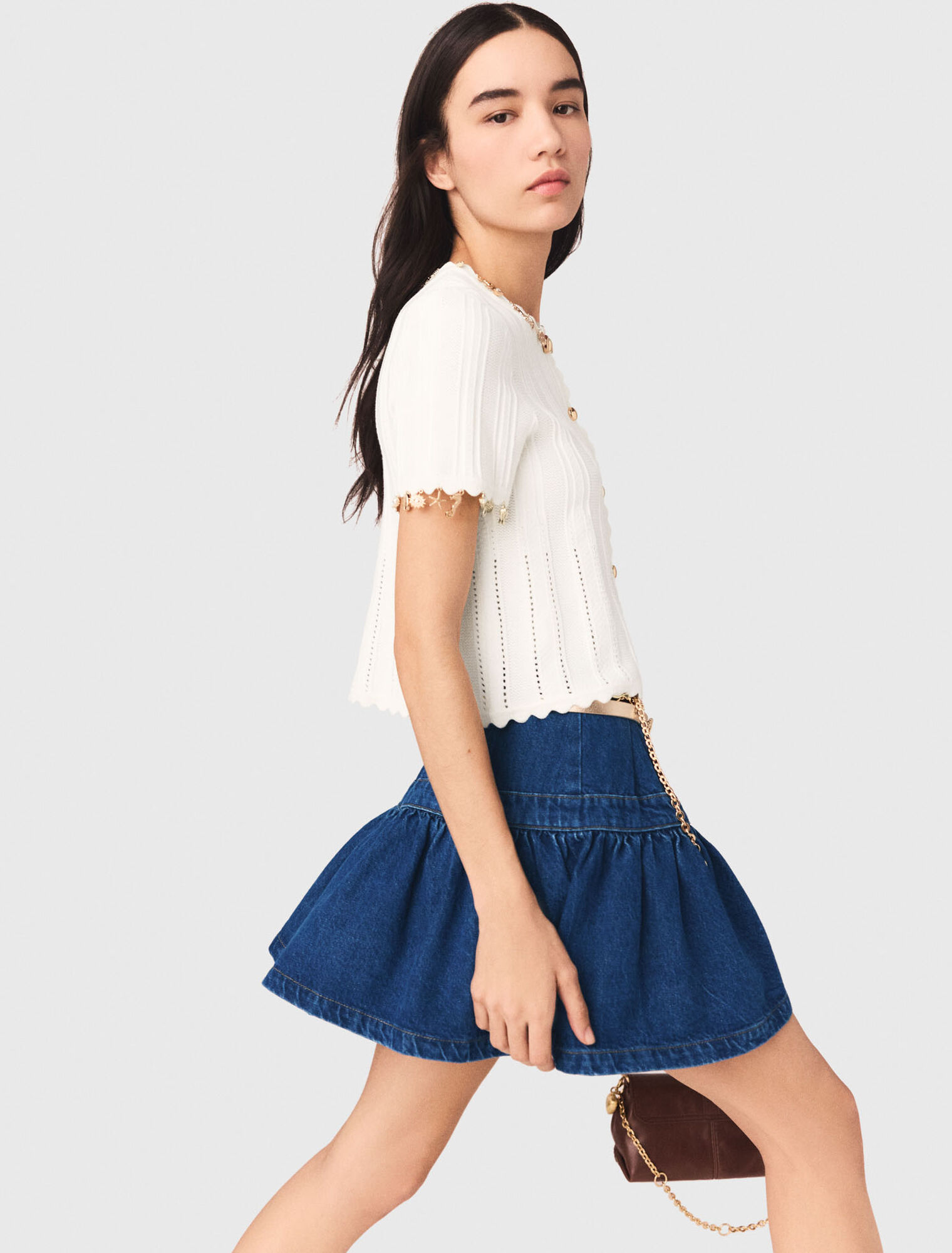 C&aacute;rdigan con joyas doradas