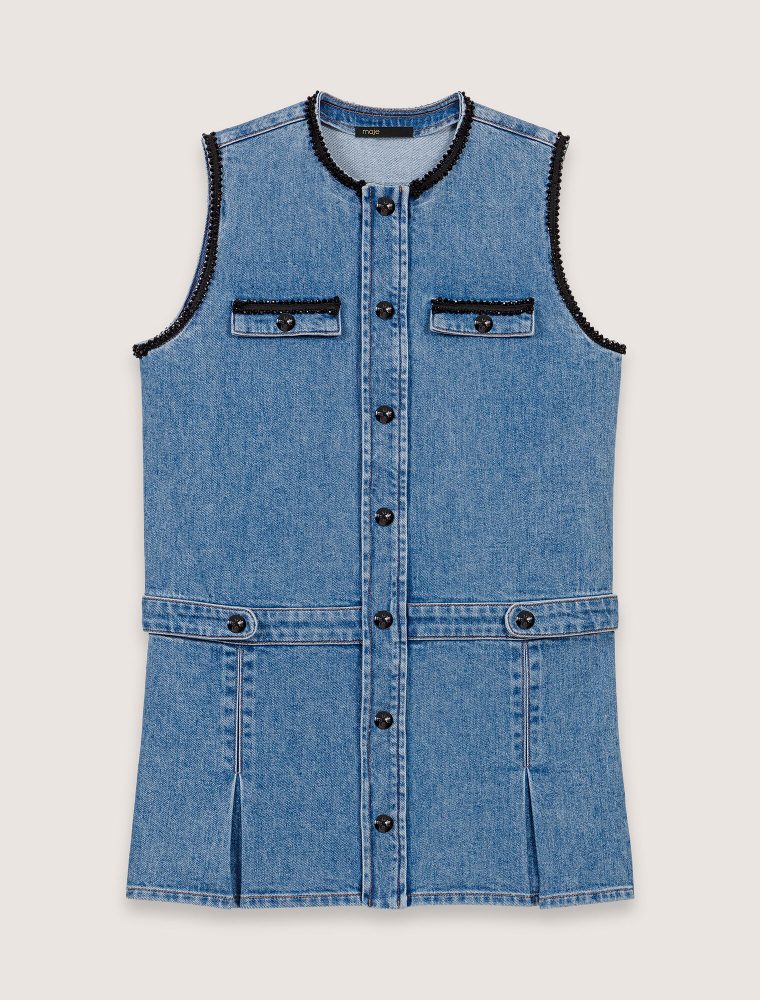 Vestido vaquero y pasamanos bordados
