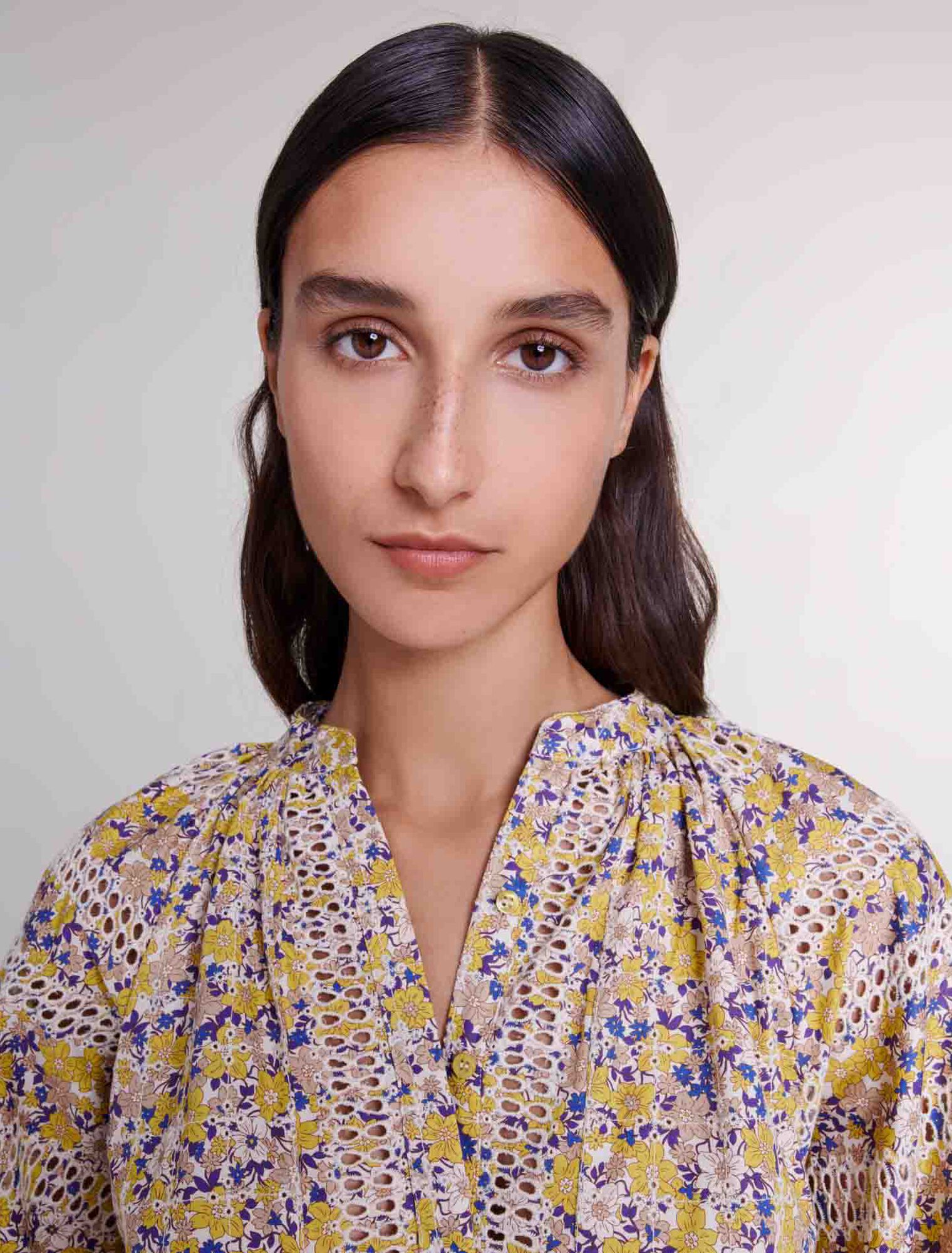 Blusa estampada y bordada
