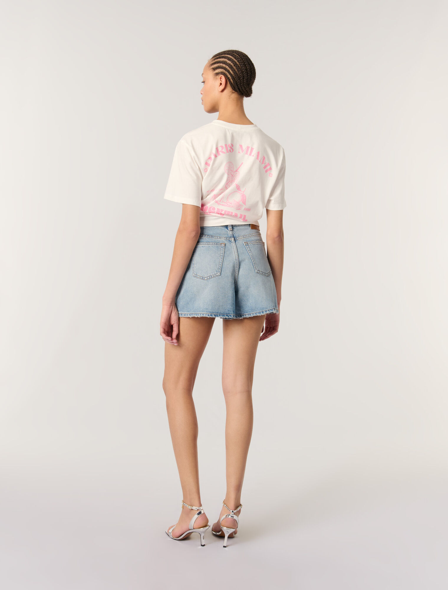Pantalón corto vaquero con tachuelas