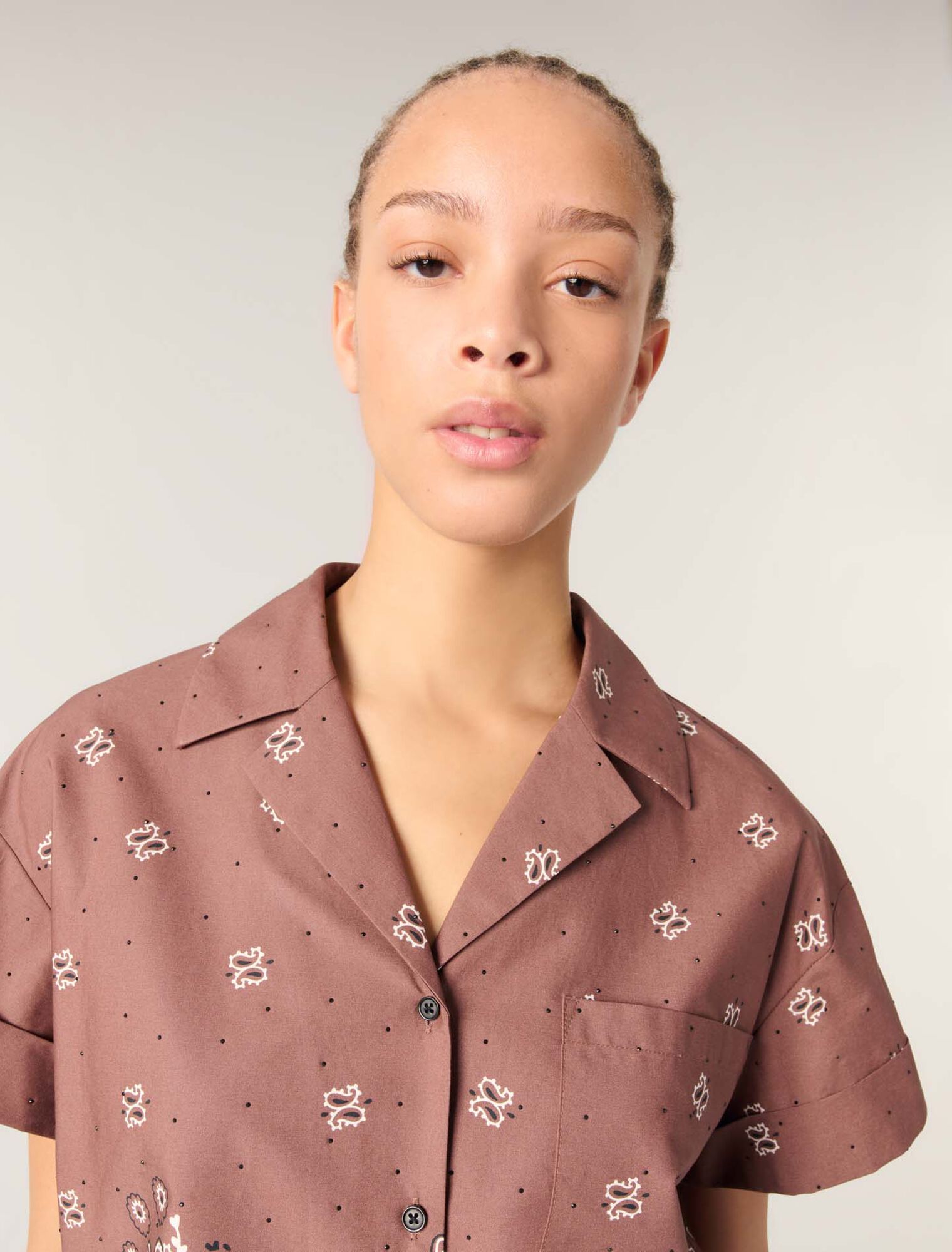 Camisa corta estampada con strass