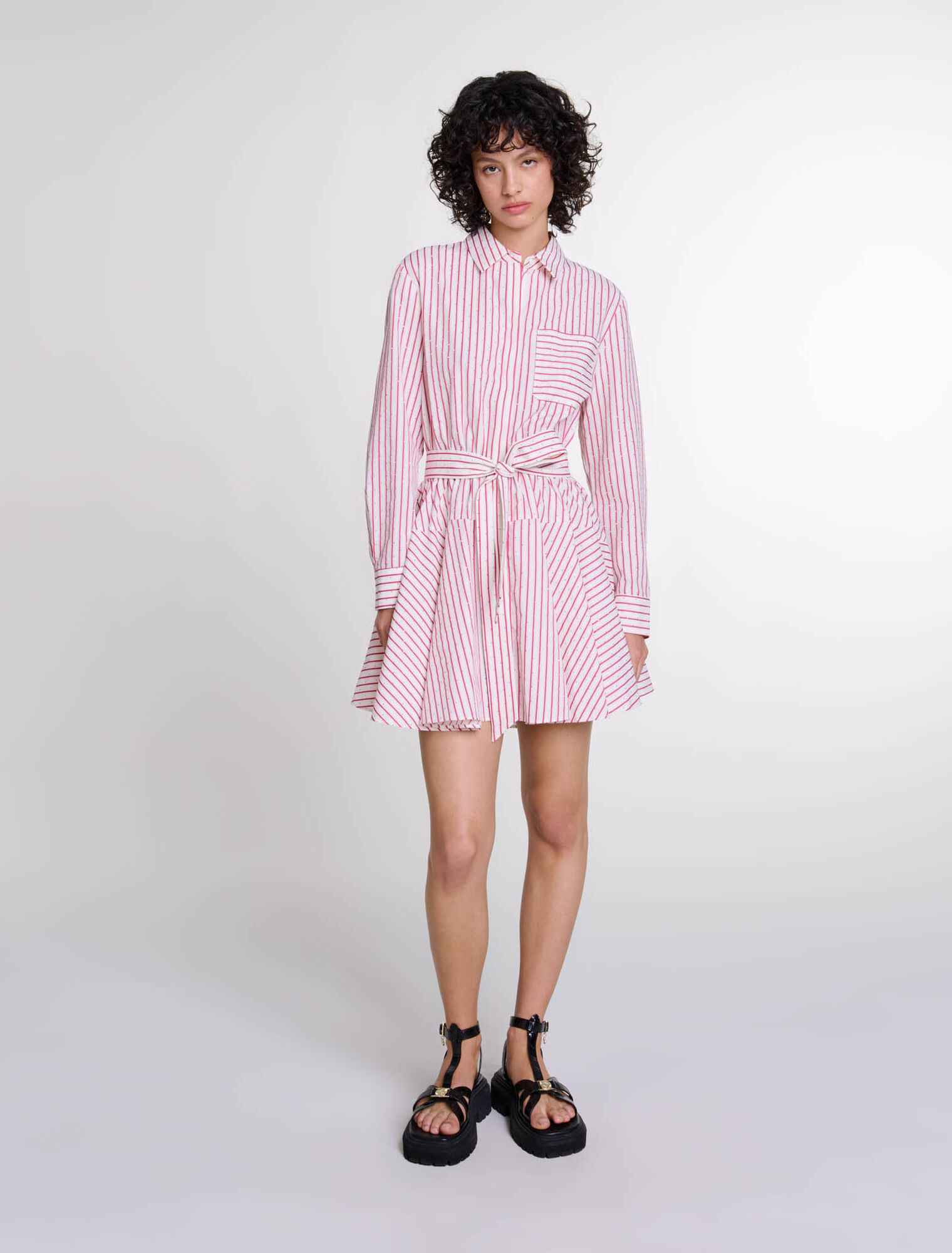 Vestido corto de rayas y pedrería