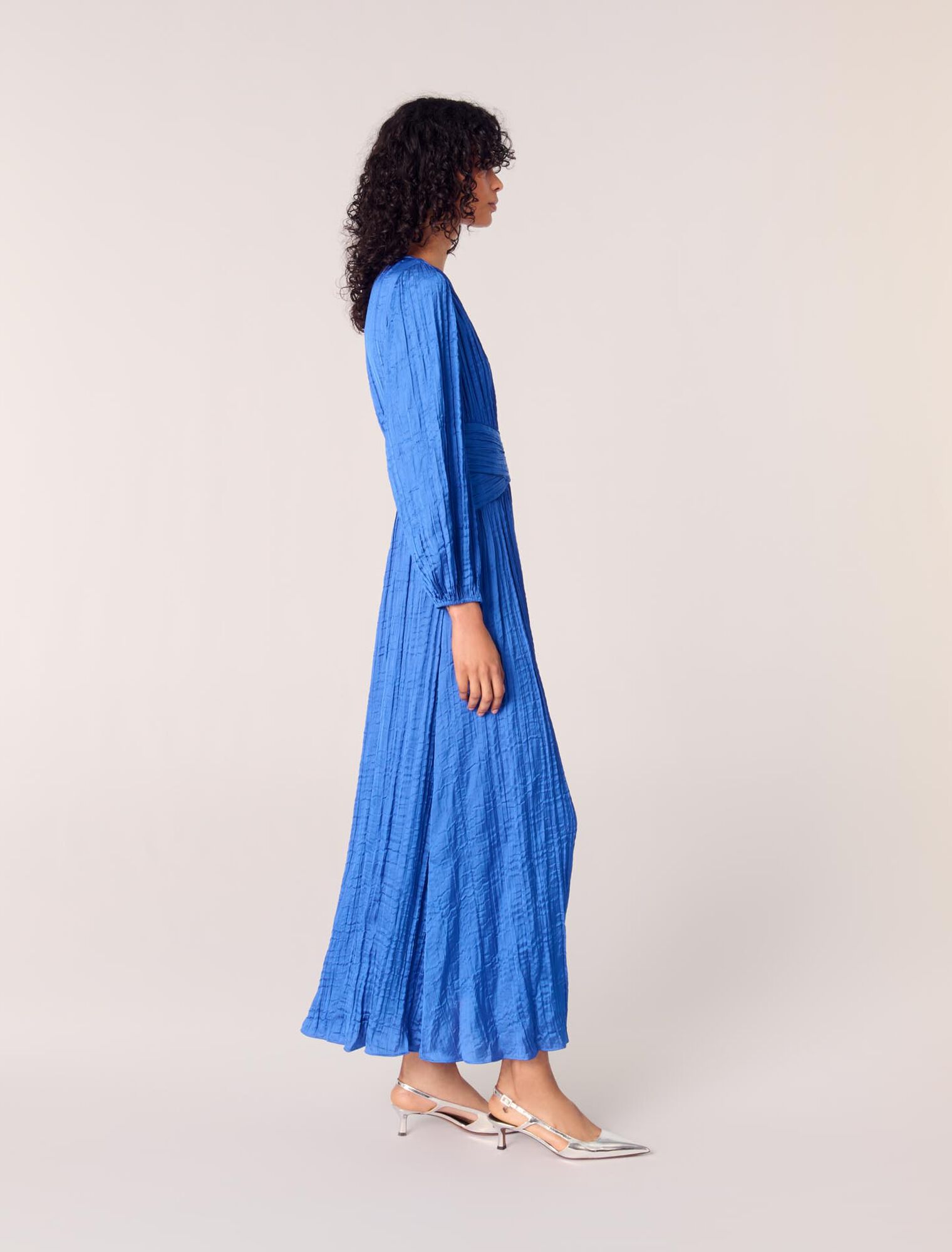 Vestido largo satinado y plisado