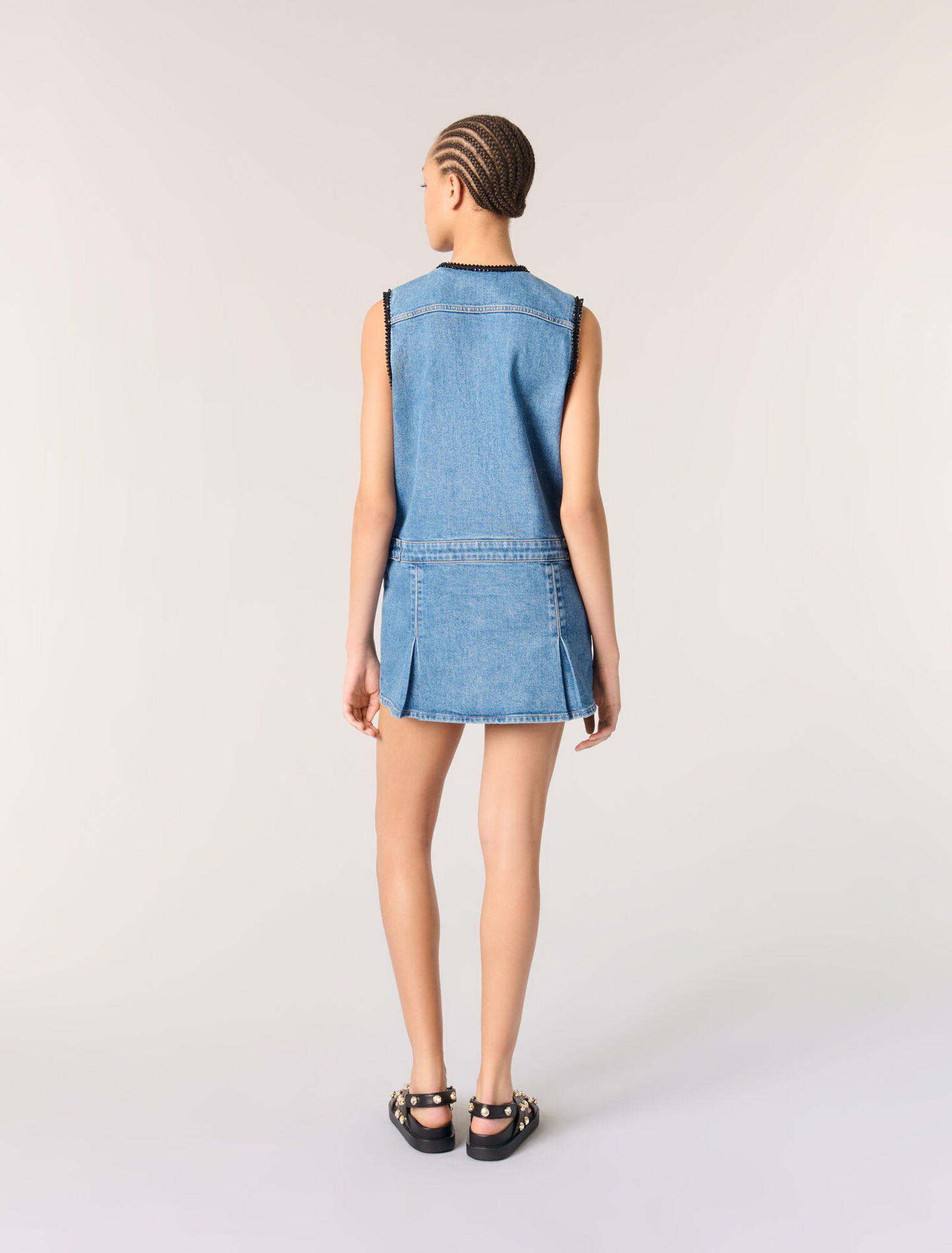 Vestido vaquero y pasamanos bordados