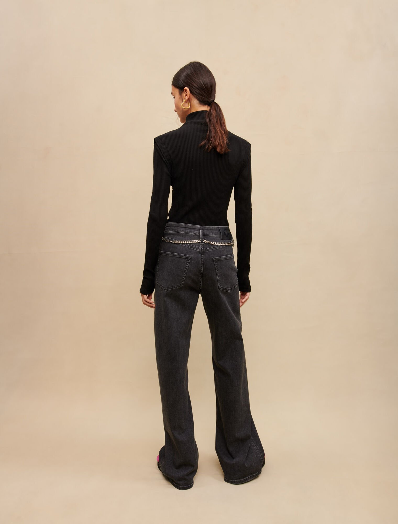 Vaquero baggy negro con cintur&oacute;n