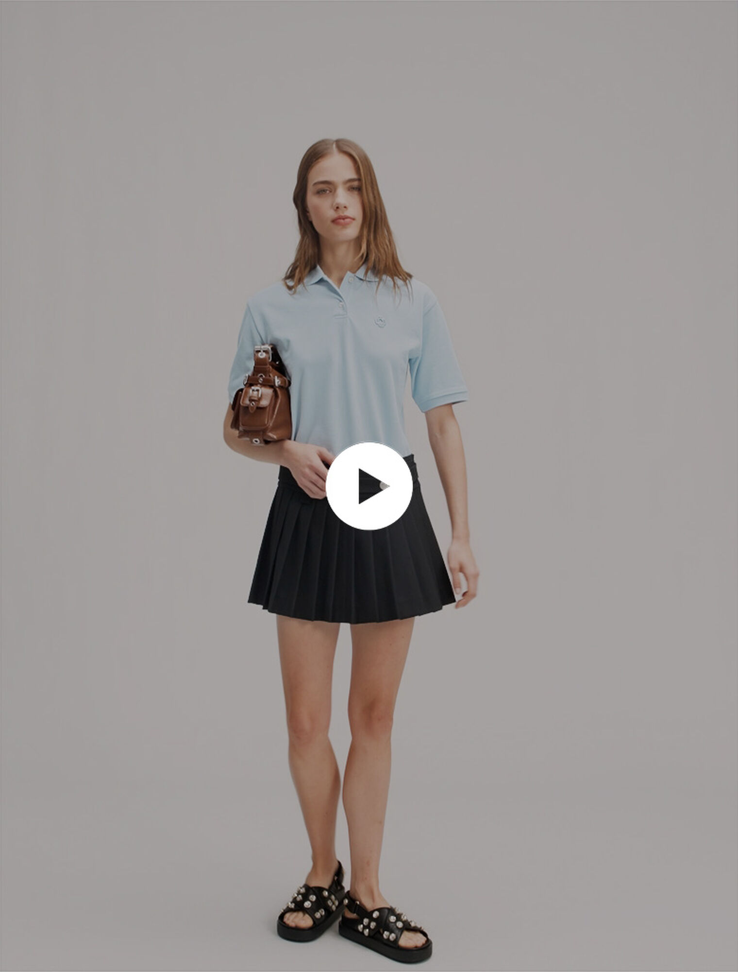 Polo con logotipo de parche