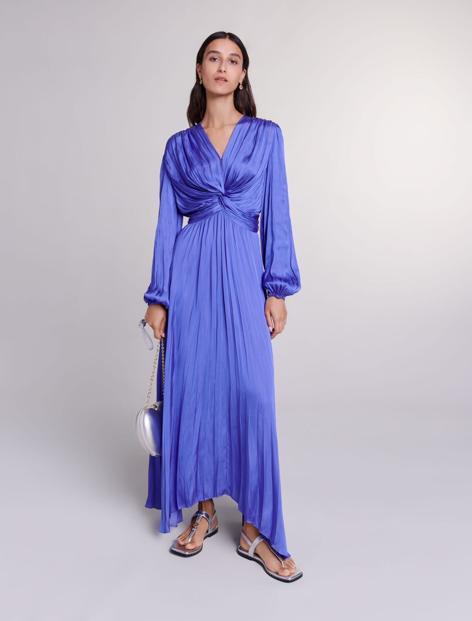 Vestido largo satinado y drapeado