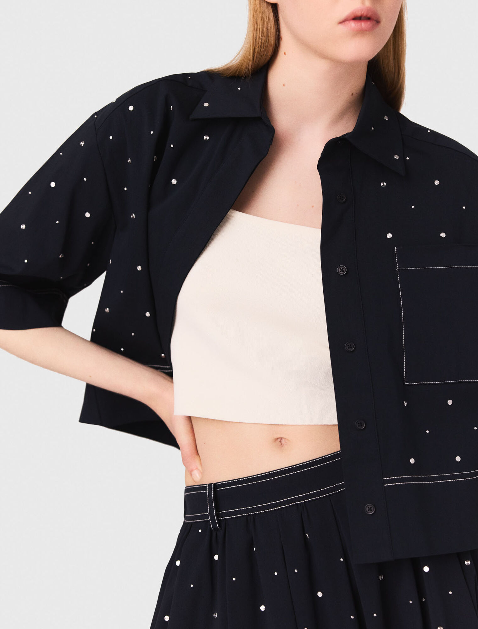 Camisa cropped con tachuelas