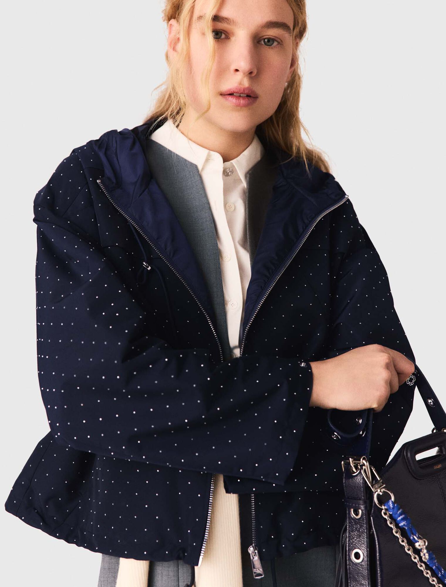 Cortavientos capucha y brillantes