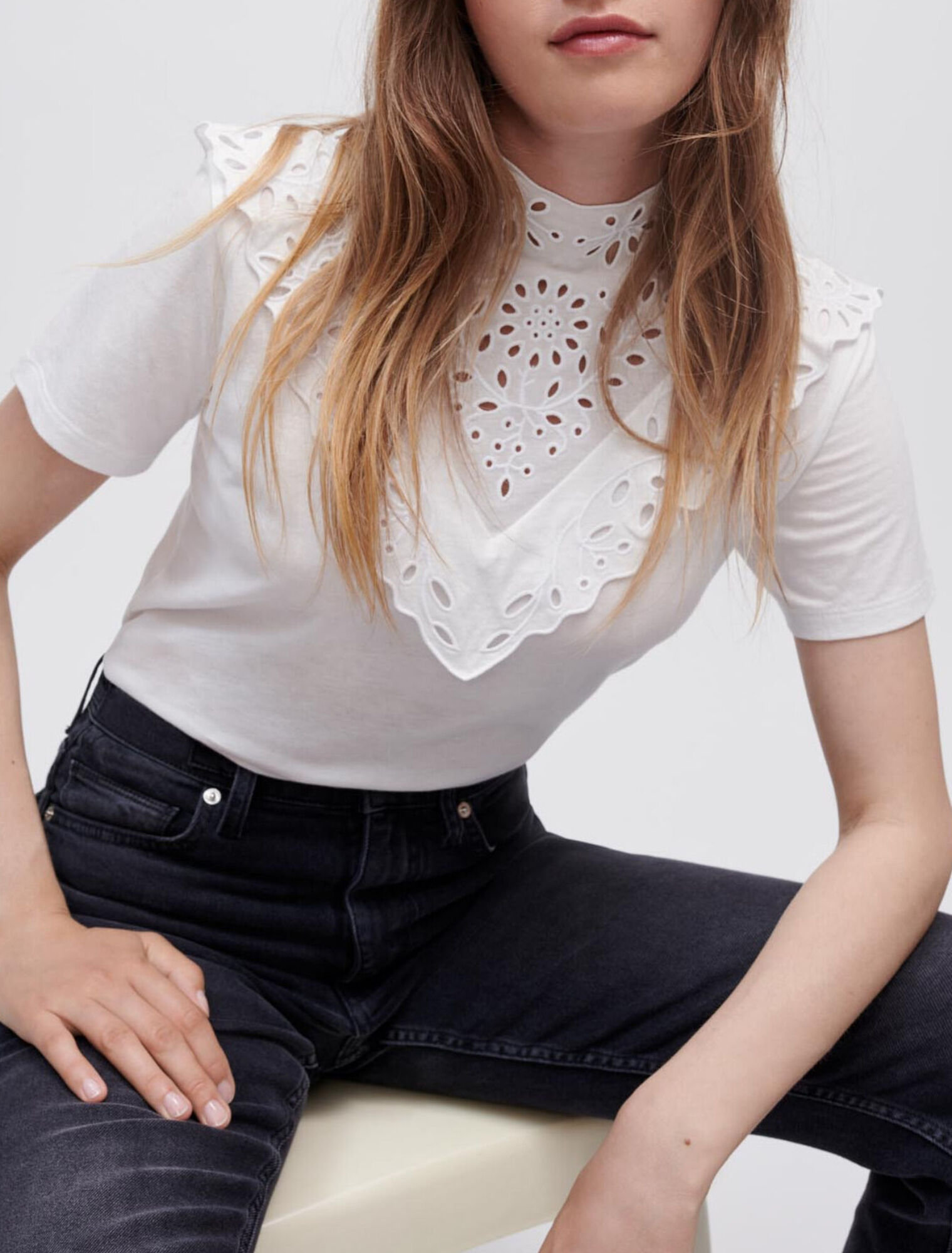 Camiseta con bordados y volantes