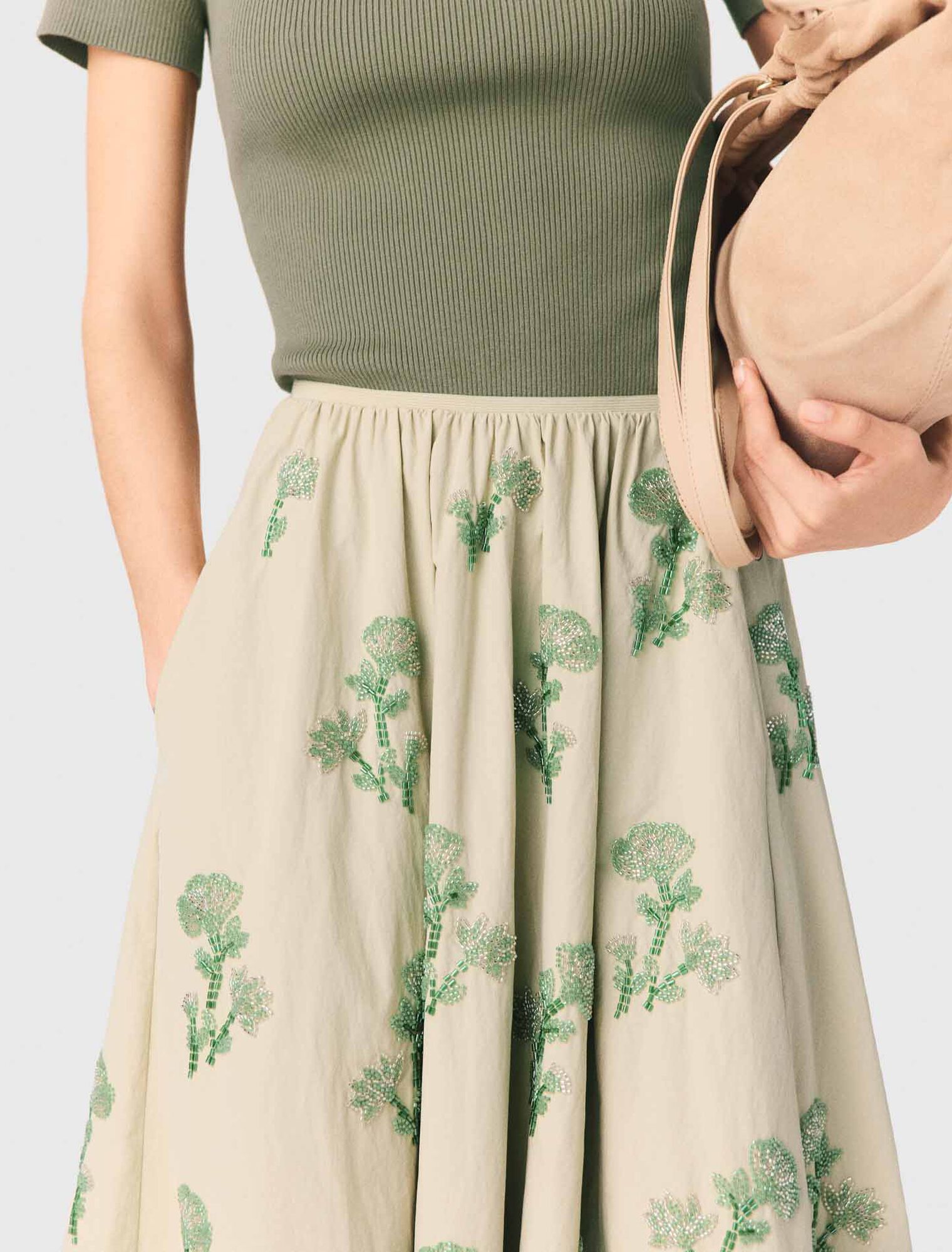 Falda de tejido t&eacute;cnico bordada