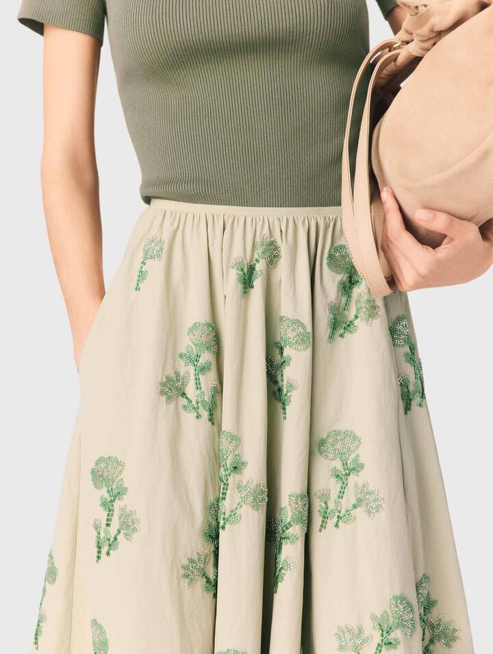 Falda de tejido t&eacute;cnico bordada