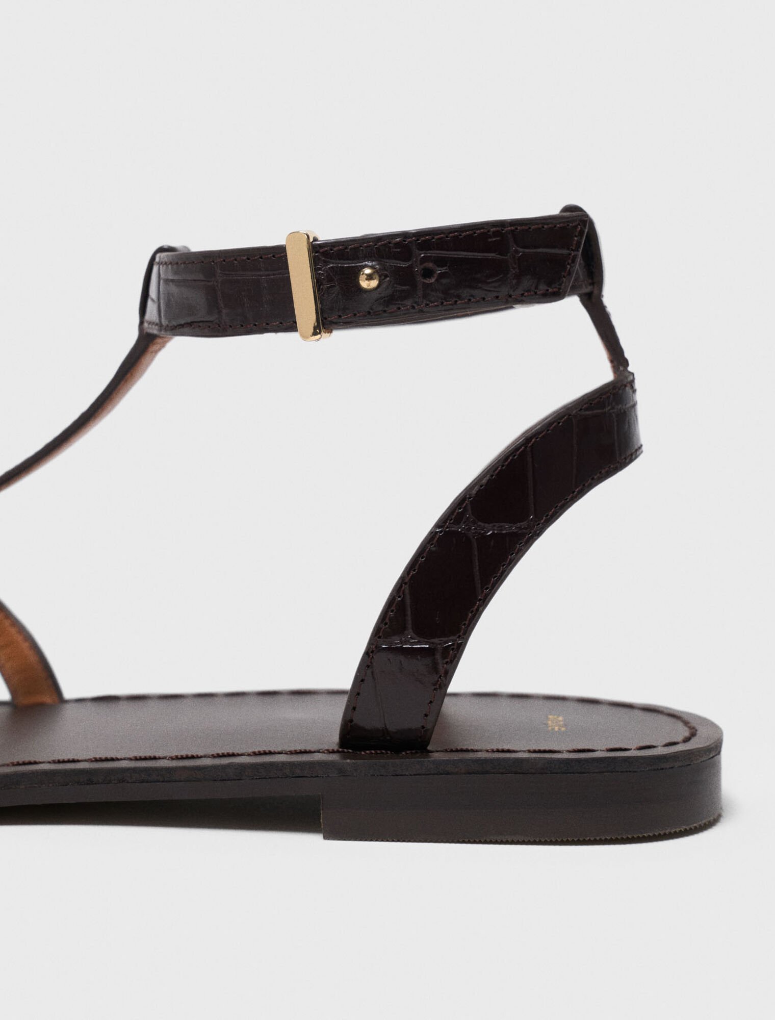 Sandalias planas con tiras de piel