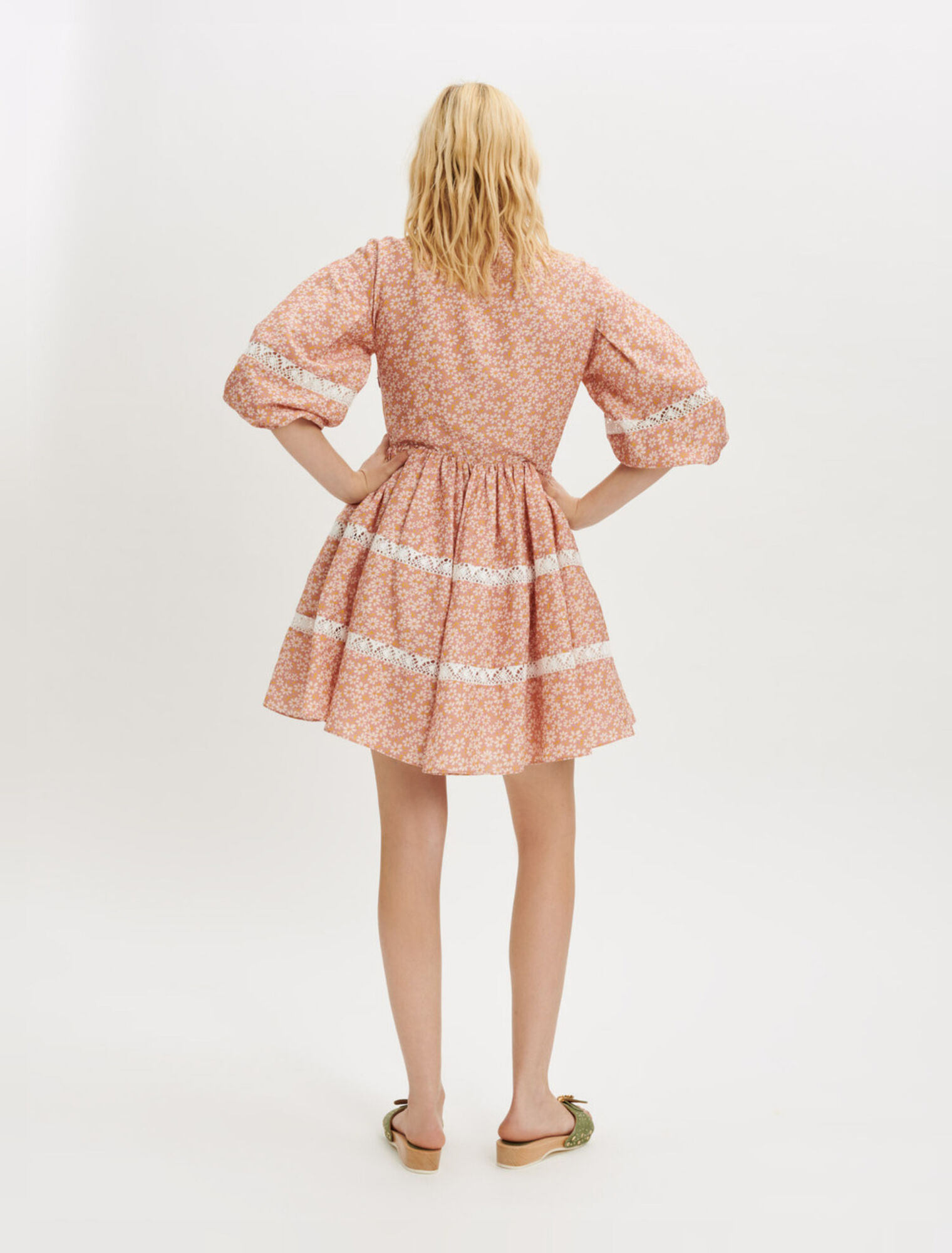 Vestido estampado con trenzas de encaje