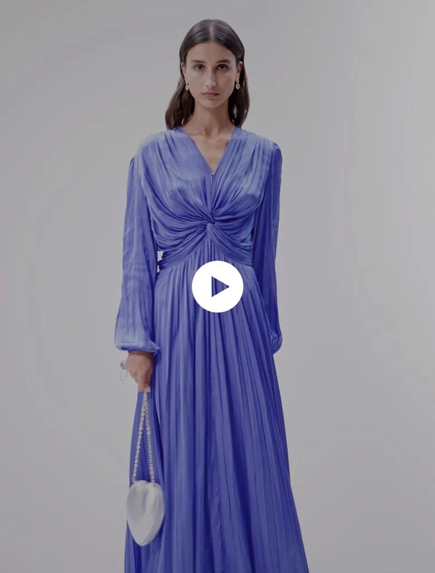 Vestido largo satinado y drapeado