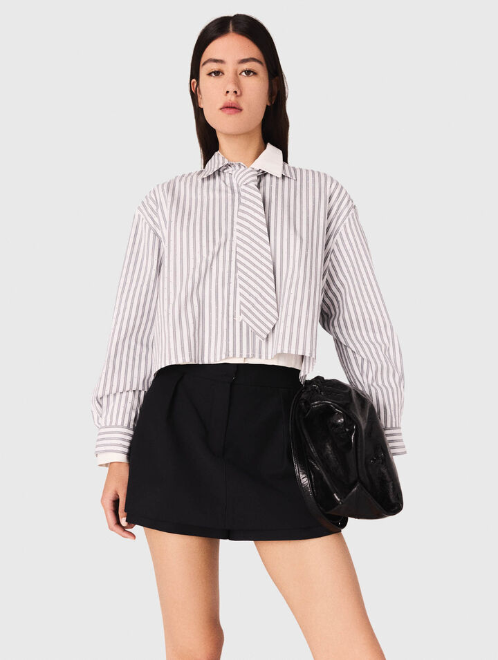 Camisa a rayas con strass y corbata