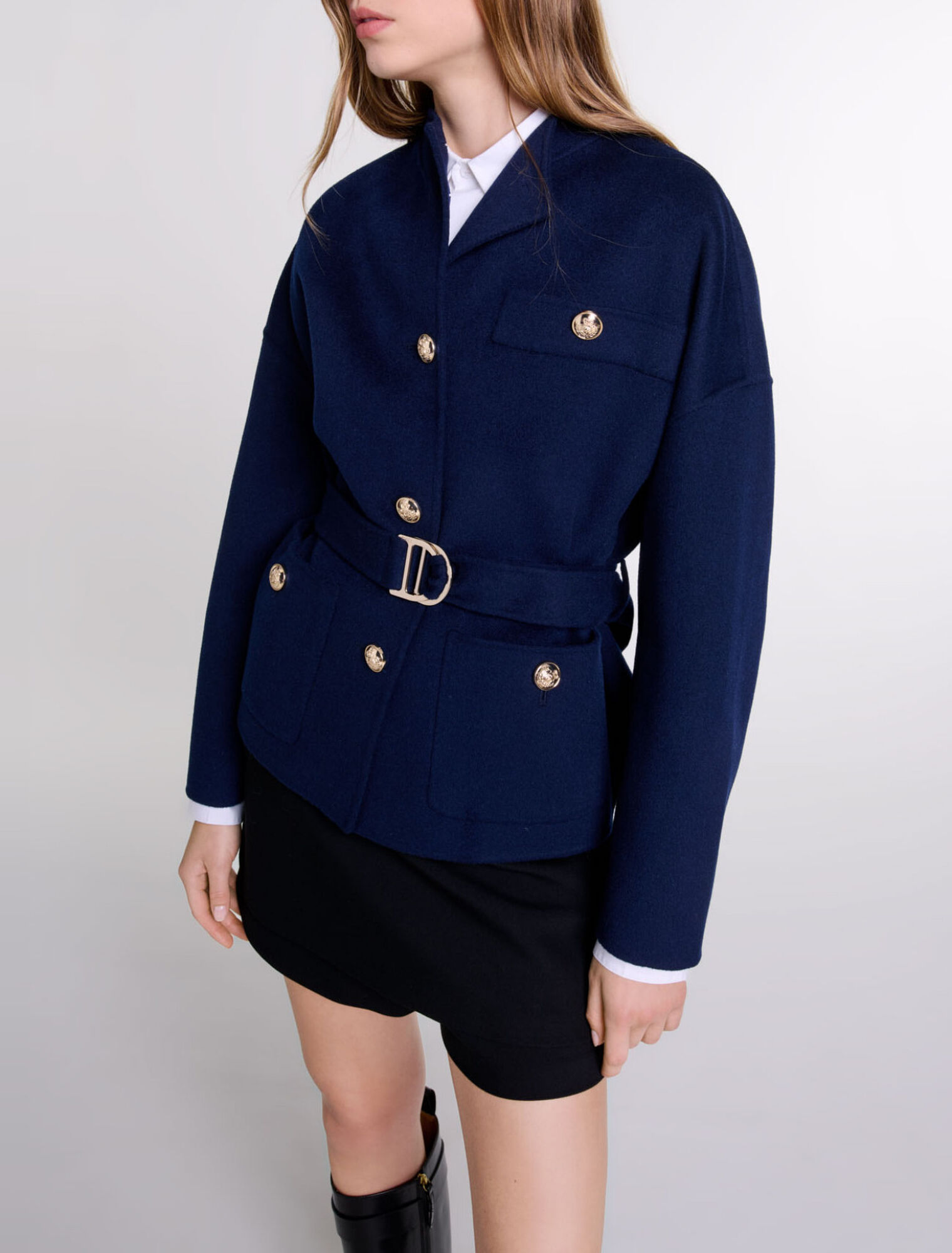 Abrigo corto de lana con cintur&oacute;n