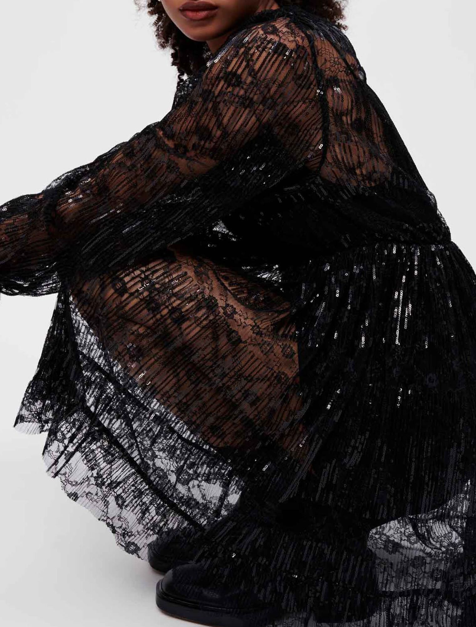 Vestido negro de encaje plisado