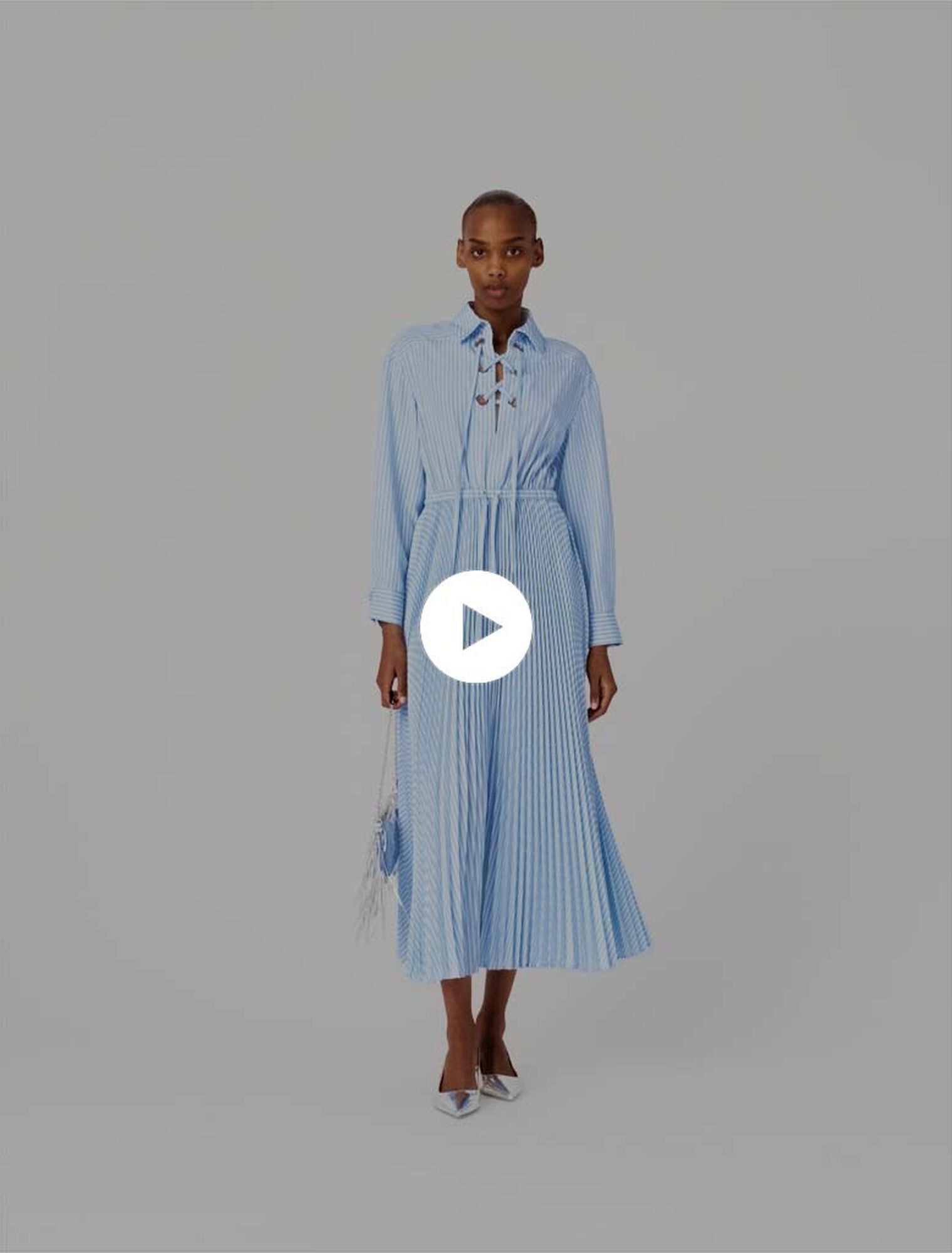 Vestido largo plisado con ojales